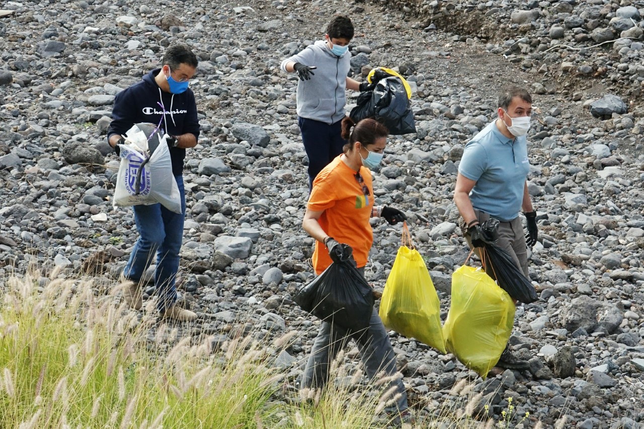 José M. Bermúdez y voluntarios limpiando el barranco de Santos/ canariasnoticias