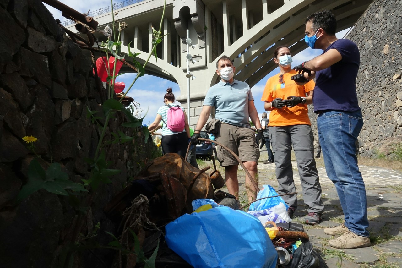 José M. Bermúdez y voluntarios limpiando el barranco de Santos/ canariasnoticias
