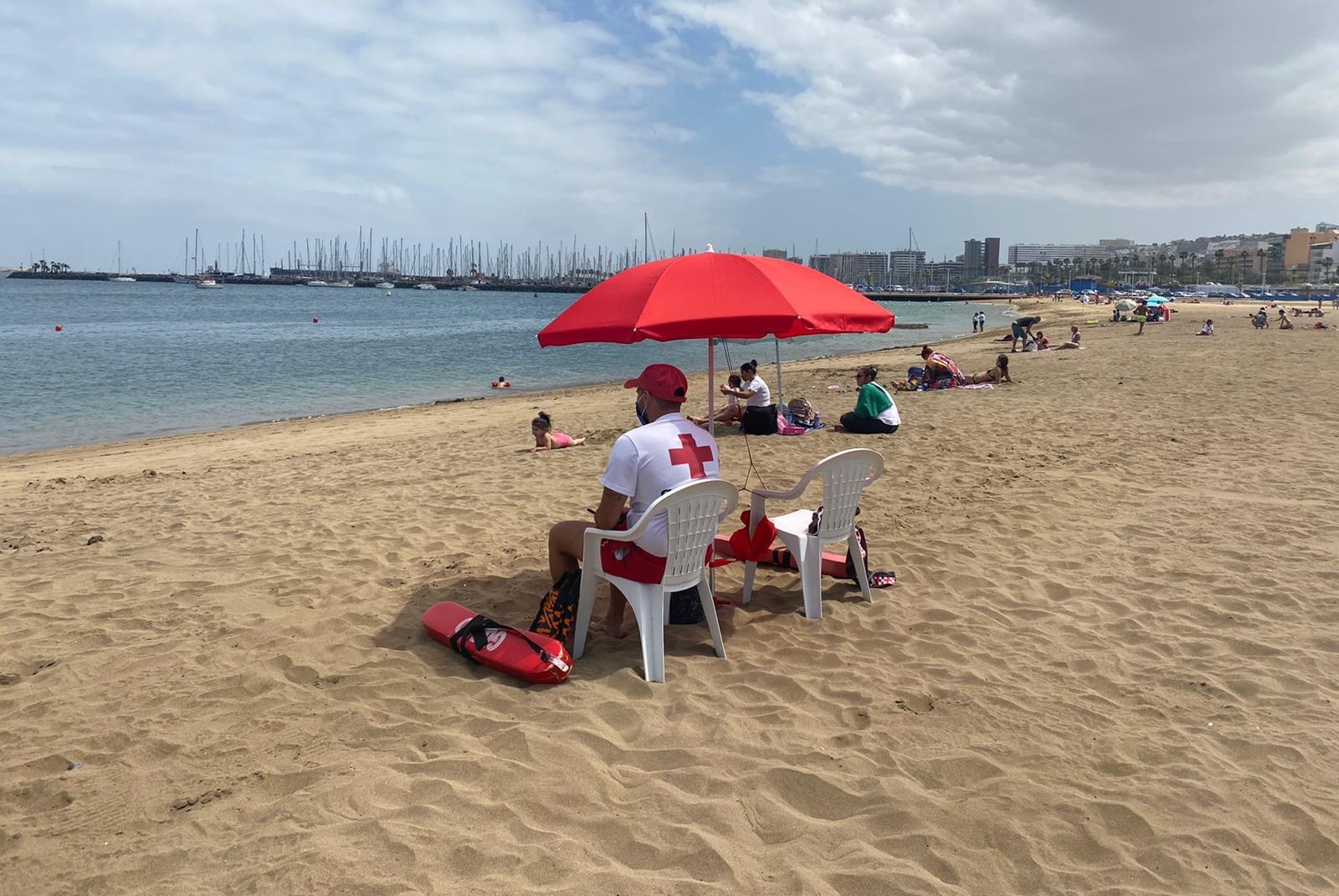 Cruz Roja en la playa de Las Alcaravaneras en Las Palmas de Gran Canaria / CanariasNoticias.es
