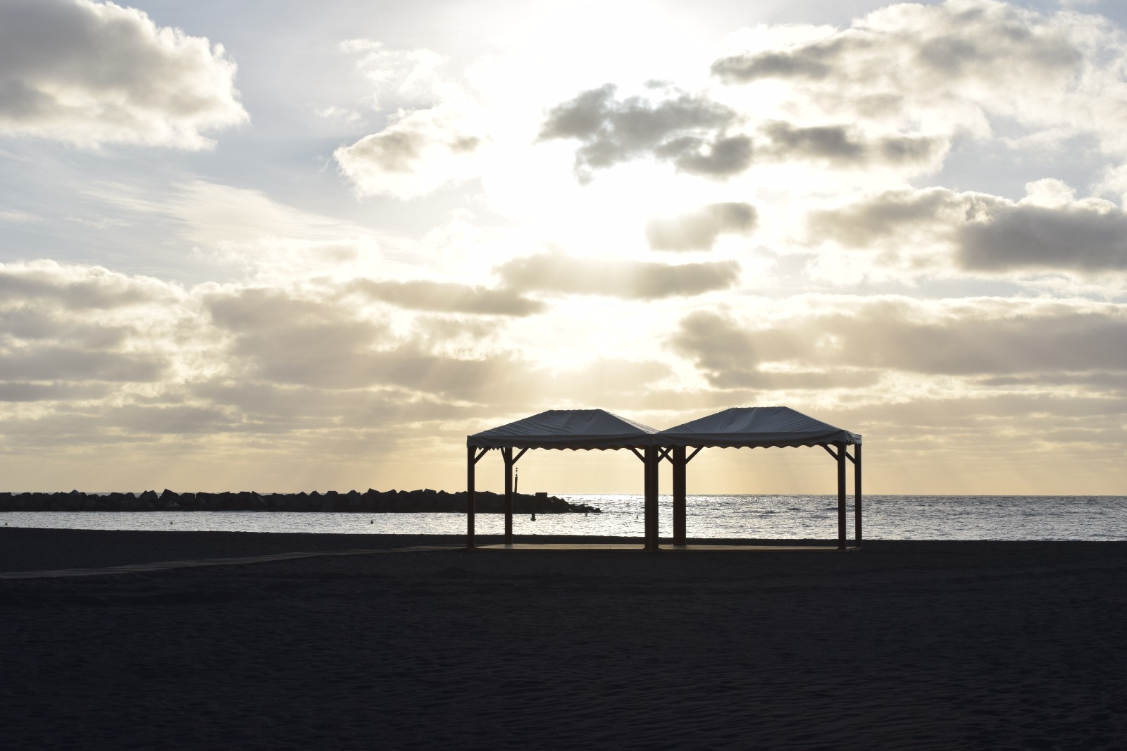 Zonas de sombra de la playa de Santa Cruz de La Palma / CanariasNoticias.es Zonas de sombra de la playa de Santa Cruz de La Palma / CanariasNoticias.es