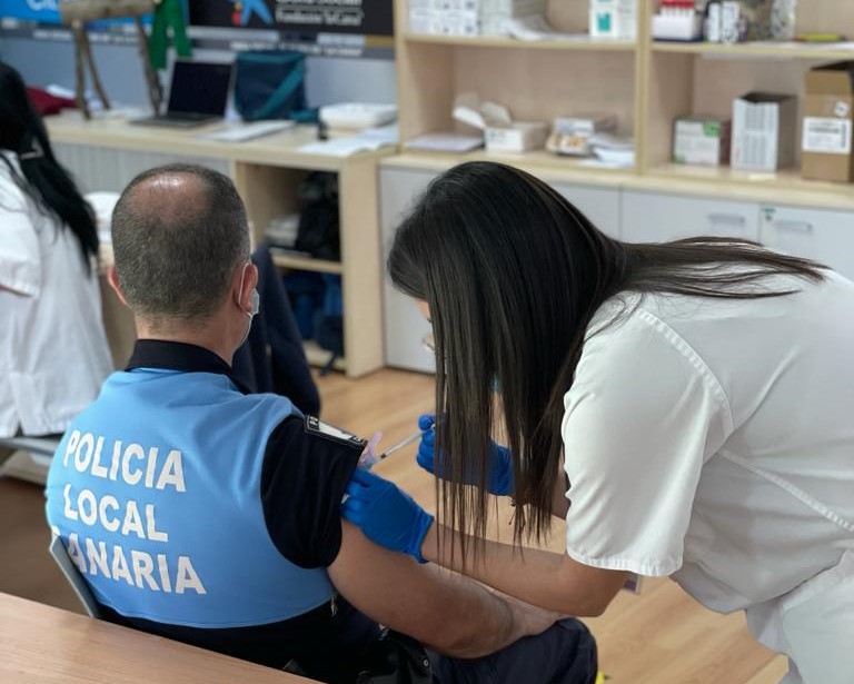 Vacunación contra Covid-19 de policía local canario / CanariasNoticias.es 