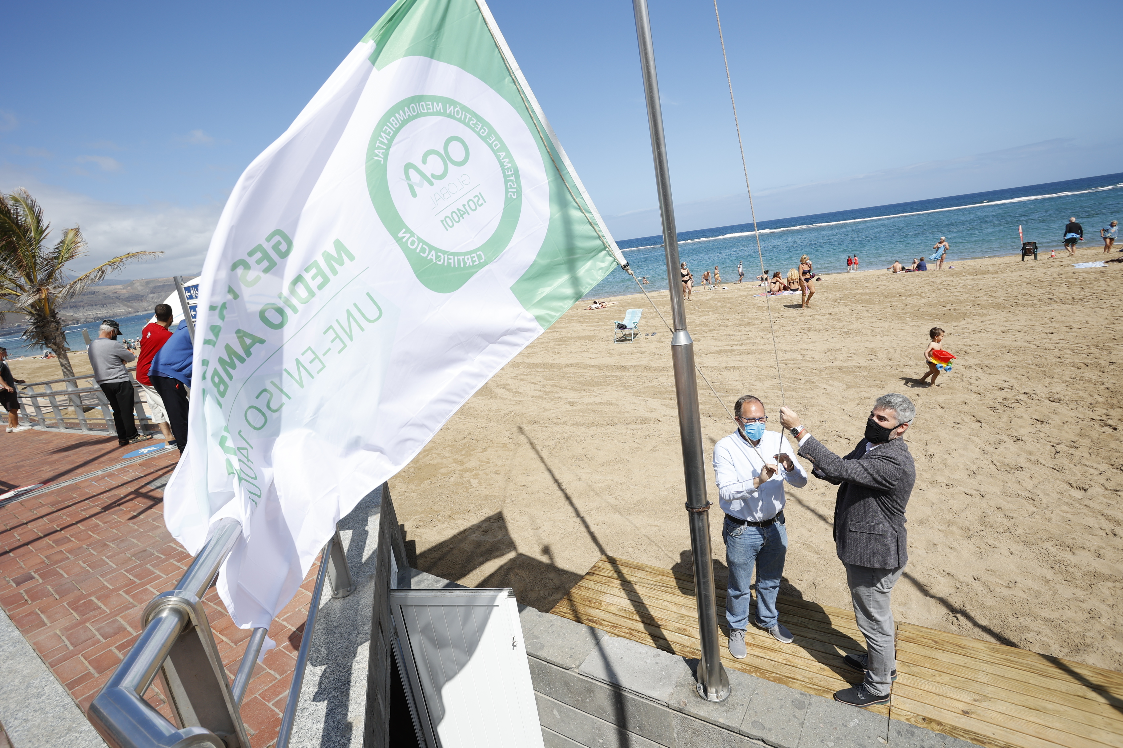 Izado de la Bandera Azul en la playa de Las Canteras en Las Palmas de Gran Canaria/ CanariasNoticias.es