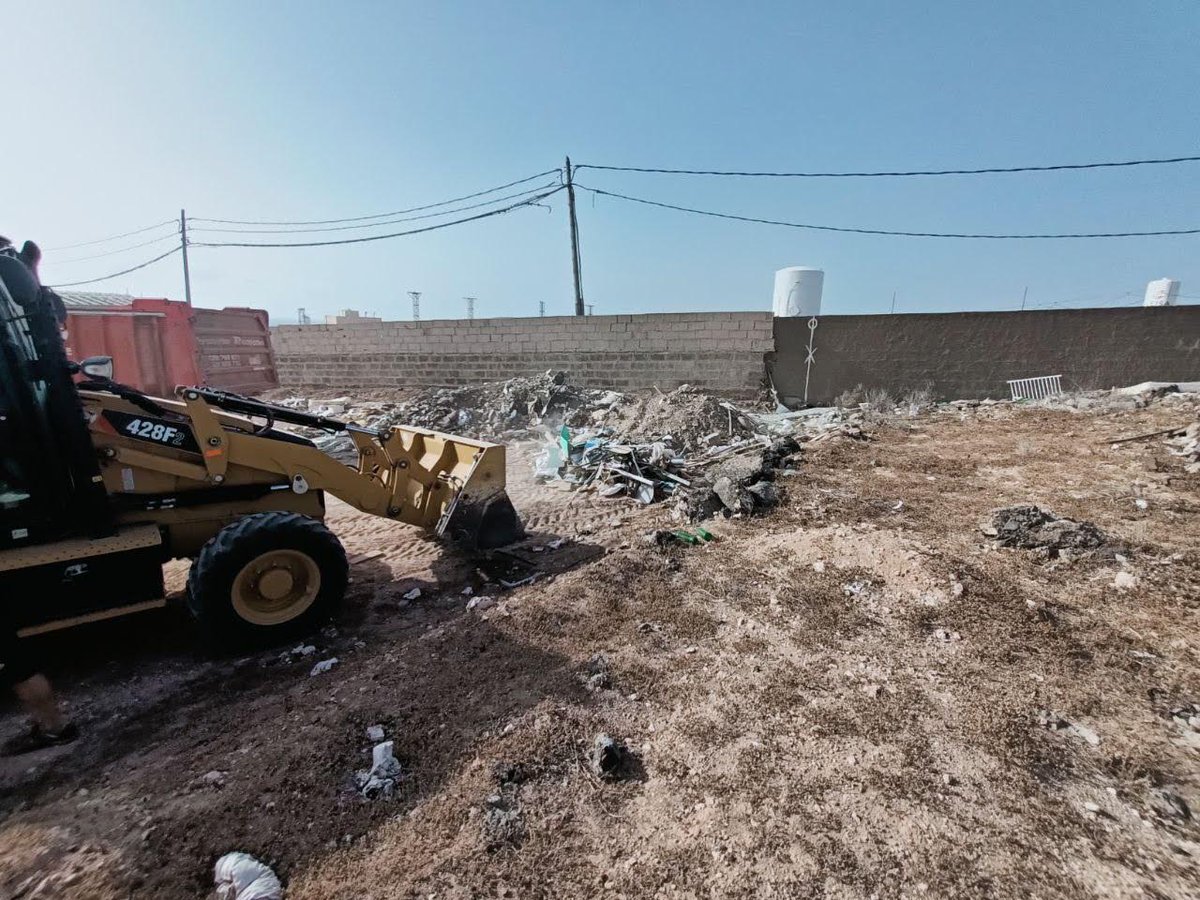 La Policía Local de Telde obliga a una empresa a recoger los escombros que habían dejado de forma ilegal junto a los arenales de Tufia
