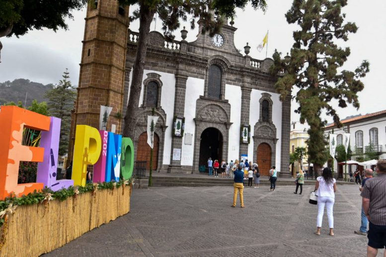 La Basílica de Teror sube la Bandera de la Fiesta del Pino / CanariasNoticias.es