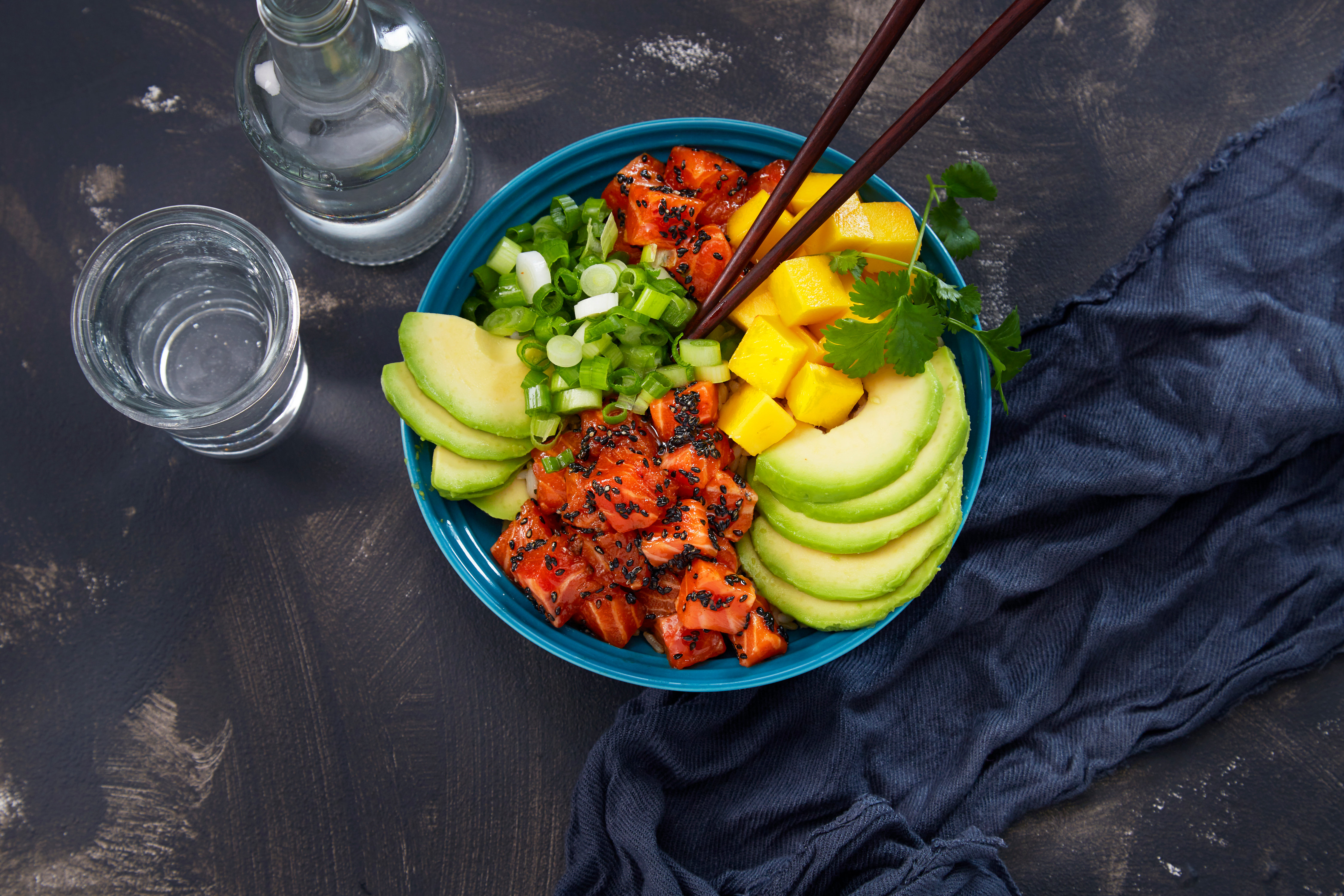 Poke bowl de salmón noruego poke bowl de salmón noruego