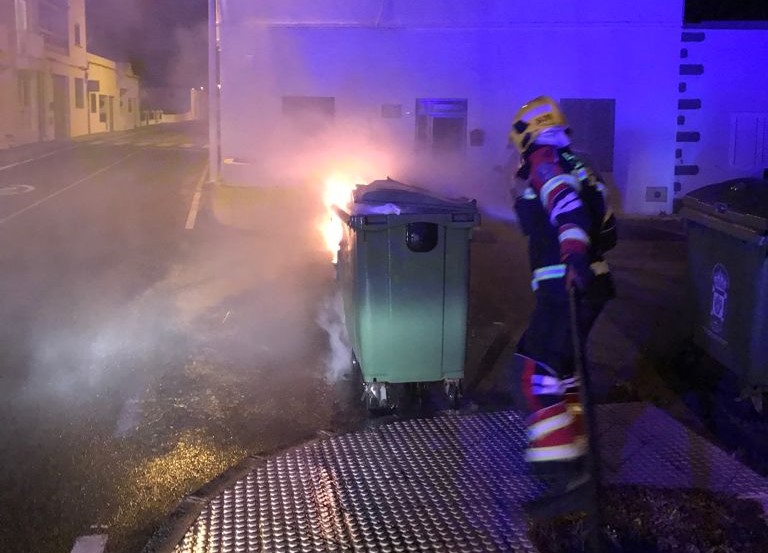 Bomberos apagando contenedores ardiendo en San Bartolomé / CanariasNoticias.es