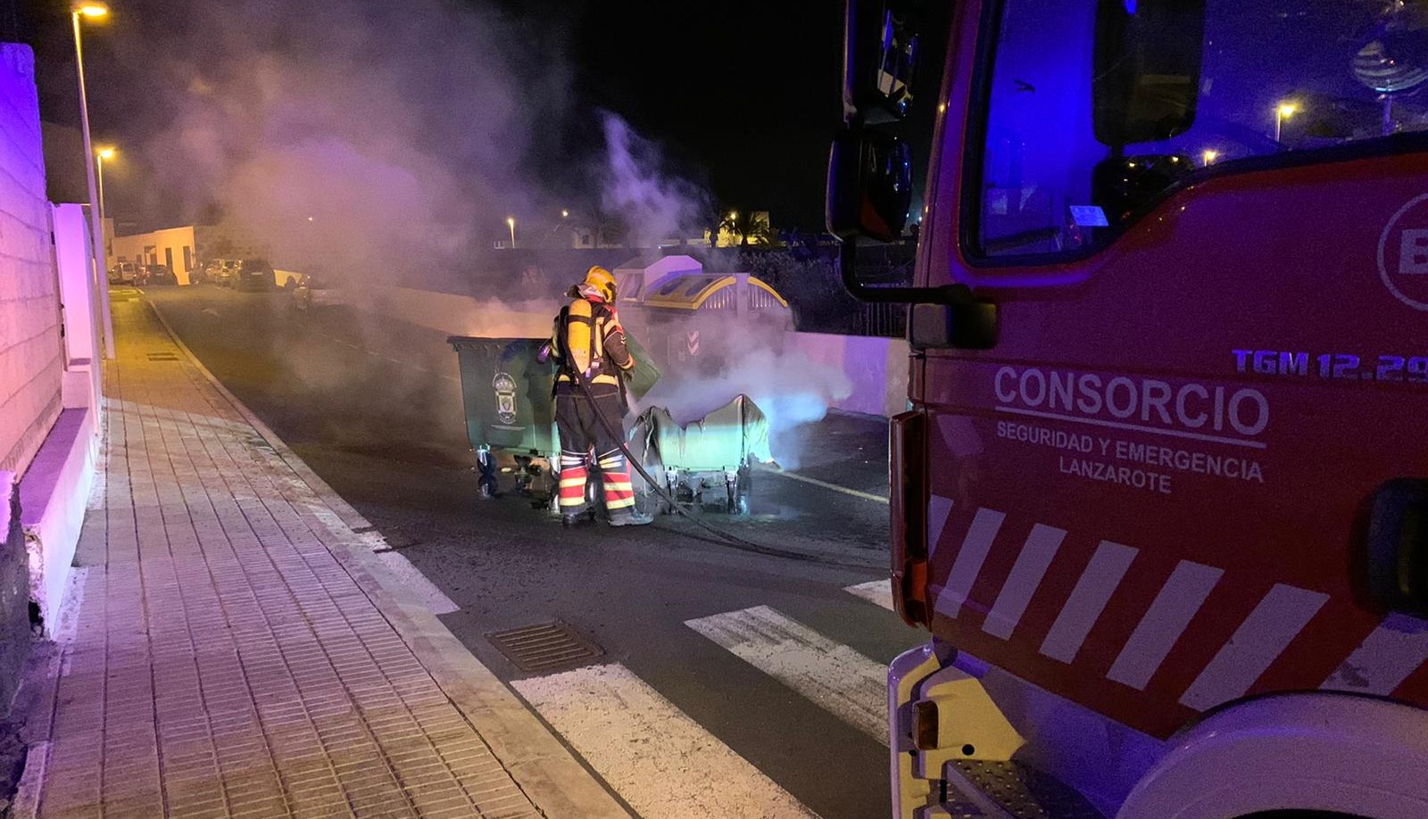 Bomberos apagando contenedores ardiendo en San Bartolomé / CanariasNoticias.es