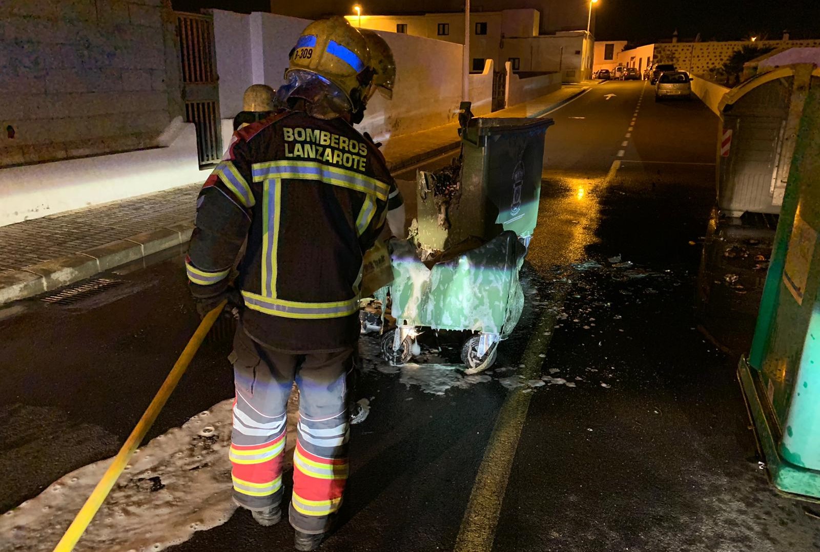 Bomberos apagando contenedores ardiendo en San Bartolomé / CanariasNoticias.es