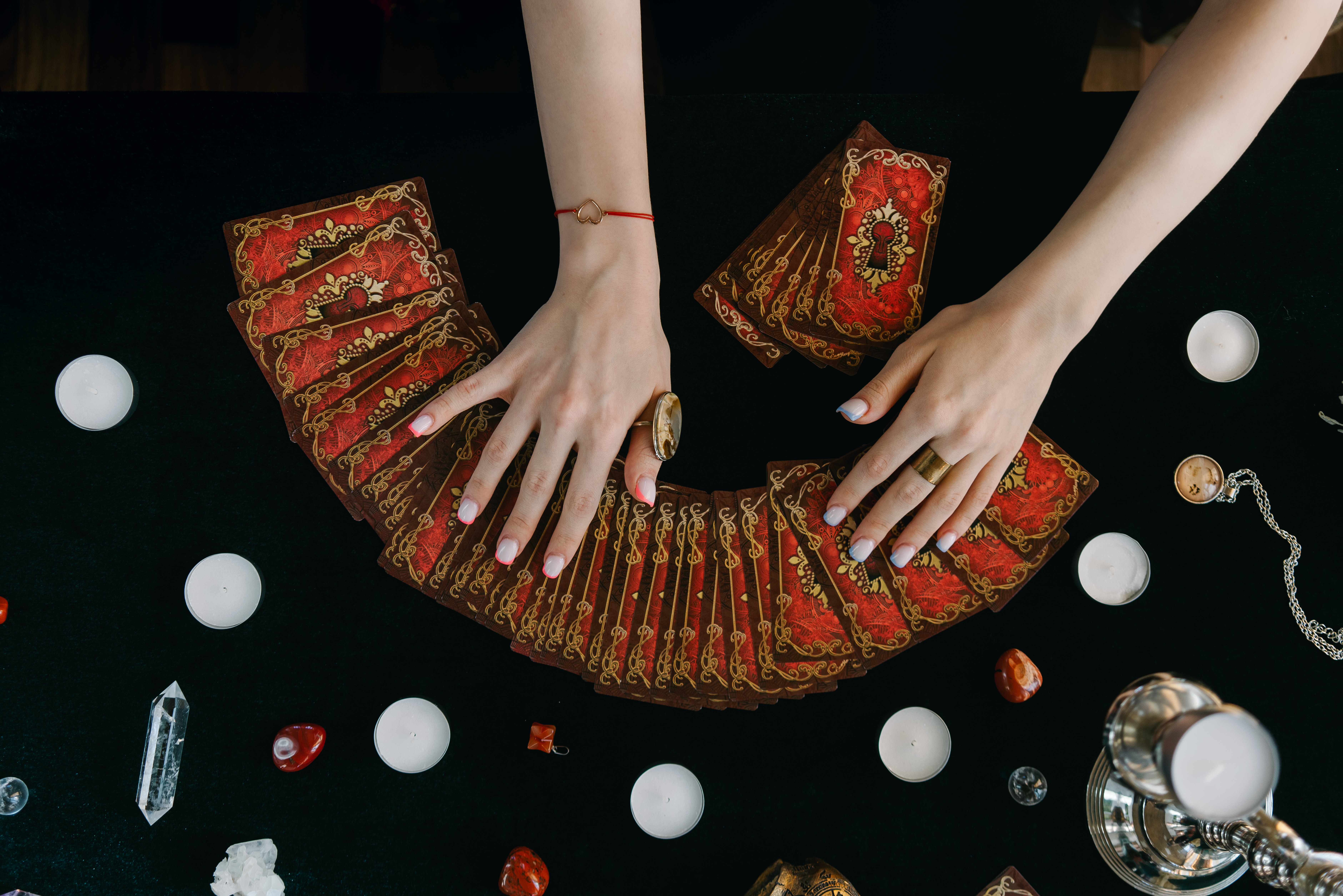 / Mikhail Nilov (Pexels) ¿Qué tipos de tarot existen en España?