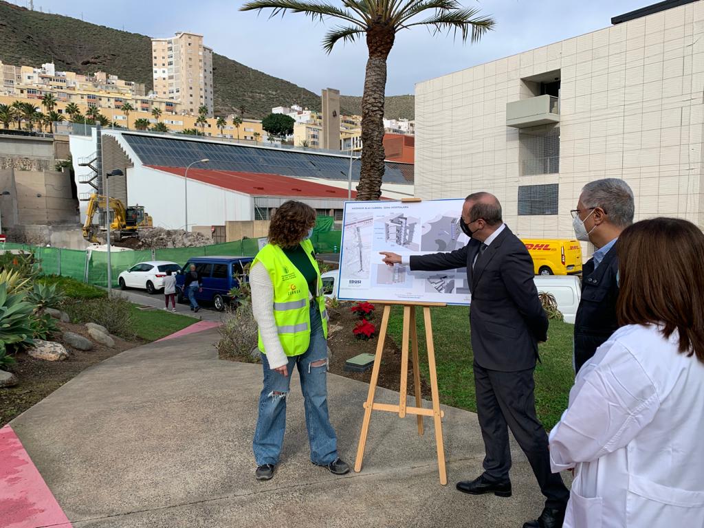 Augusto Hidalgo señalando el punto exacto dónde se romperá el nuevo ascensor Augusto Hidalgo señalando el punto exacto dónde se romperá el nuevo ascensor