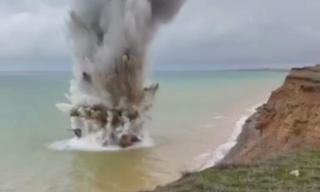 Un proyectil explosivo FAB-500 detona bajo el control de especialistas, Crimea Un proyectil explosivo FAB-500 detona bajo el control de especialistas, Crimea