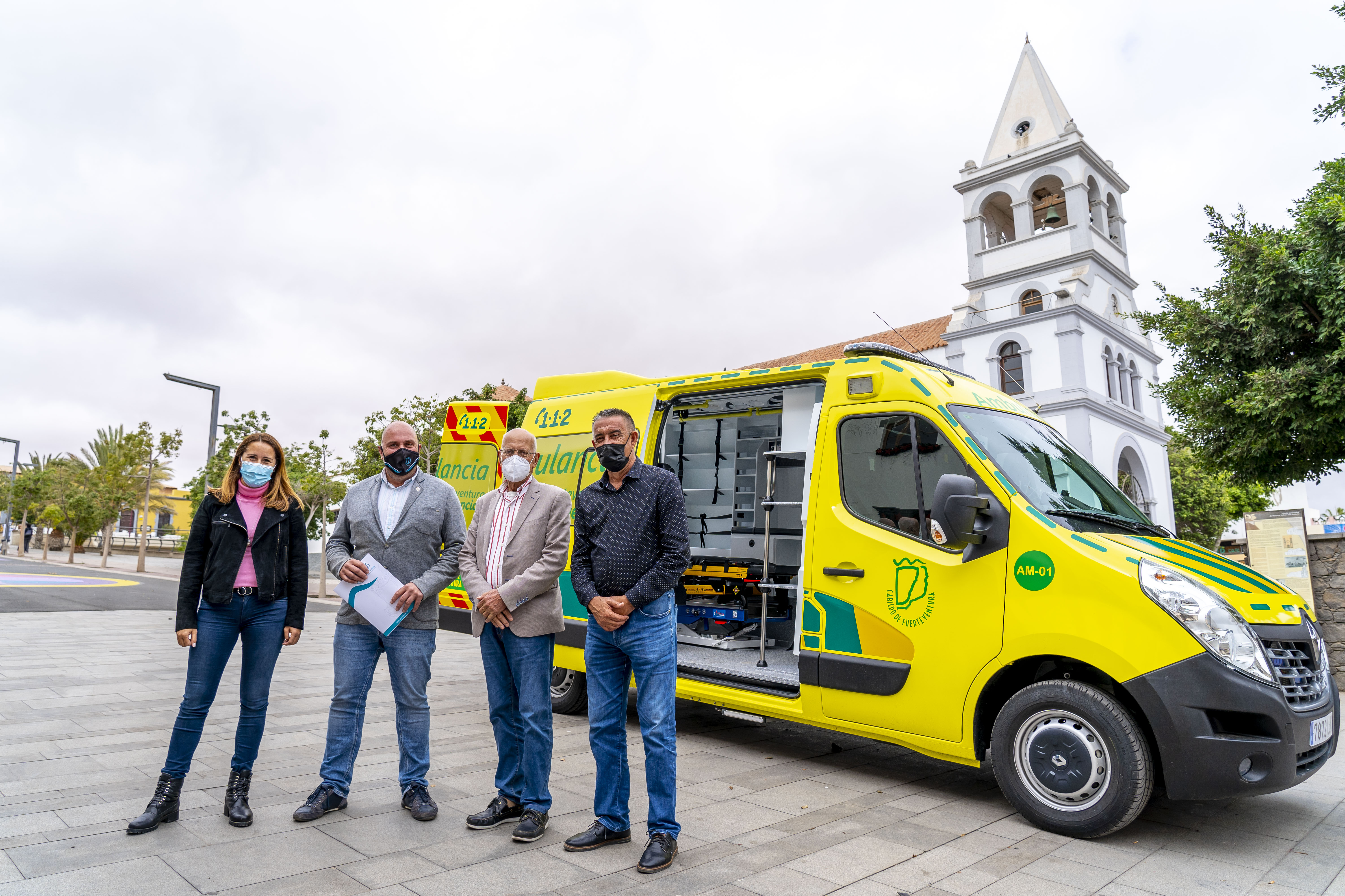 El Cabildo de Fuerteventura entrega una ambulancia al Ayuntamiento de La Oliva / CanariasNoticias.es