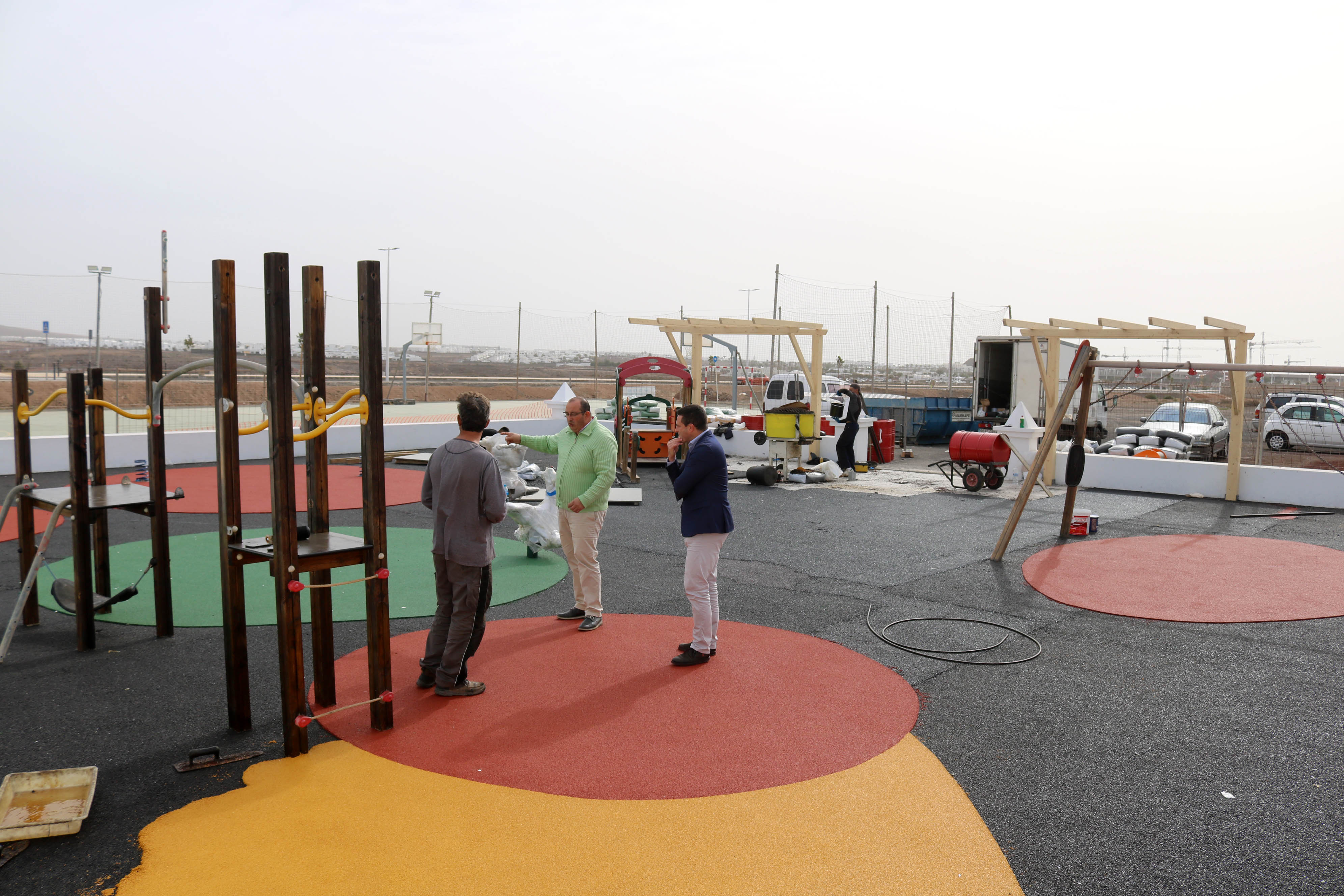 Obras de renovación de parques infantiles en Playa Blanca (Lanzarote) / CanariasNoticias.es