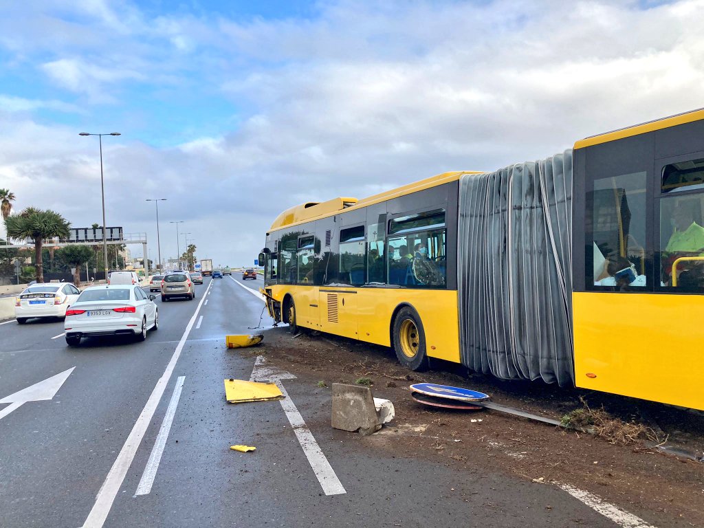 Accidente de tráfico de una guagua en Las Palmas de Gran Canaria 