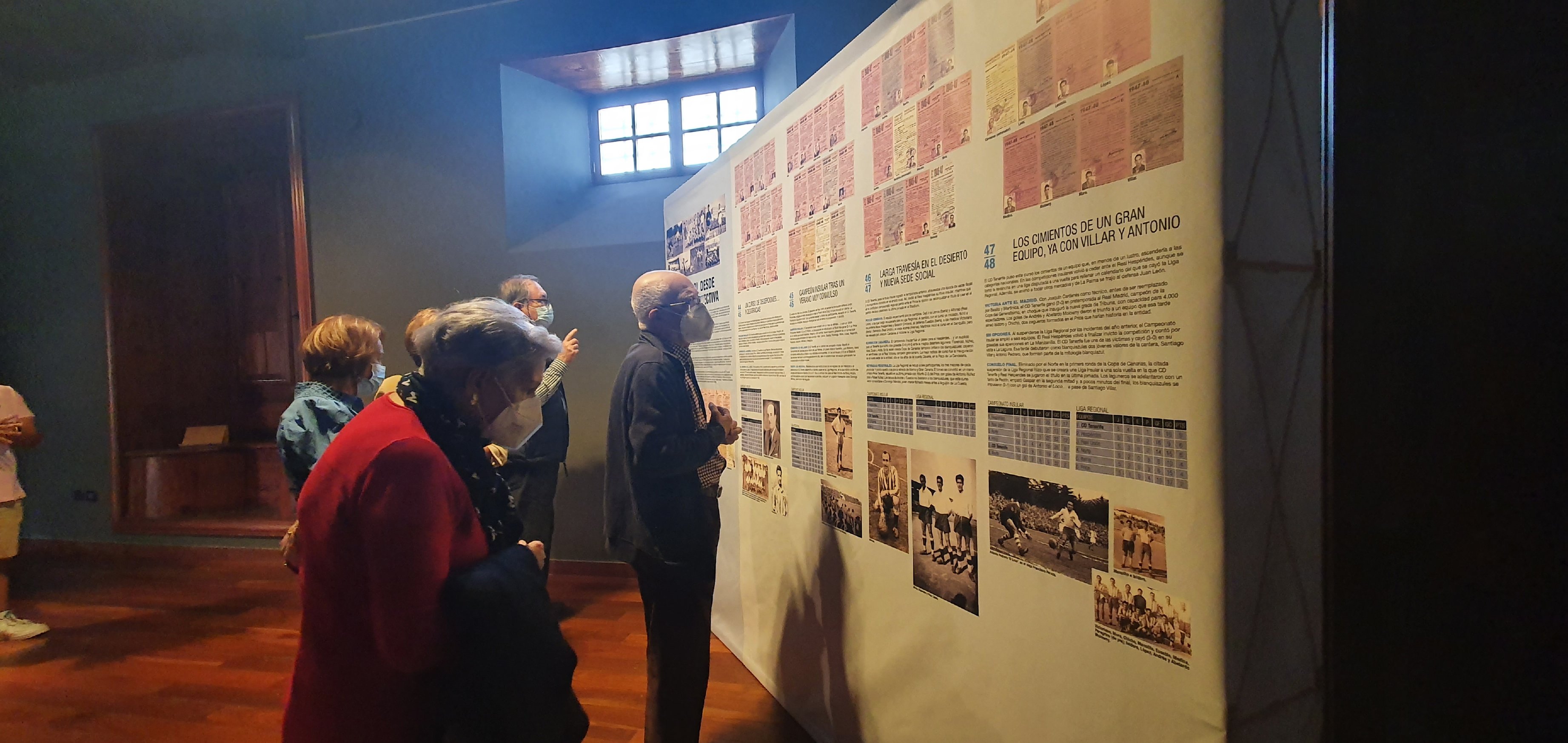 Visita del socio nº 1 del CD Tenerife visita la exposición "DNI Blanquiazul" / CanariasNoticias.es