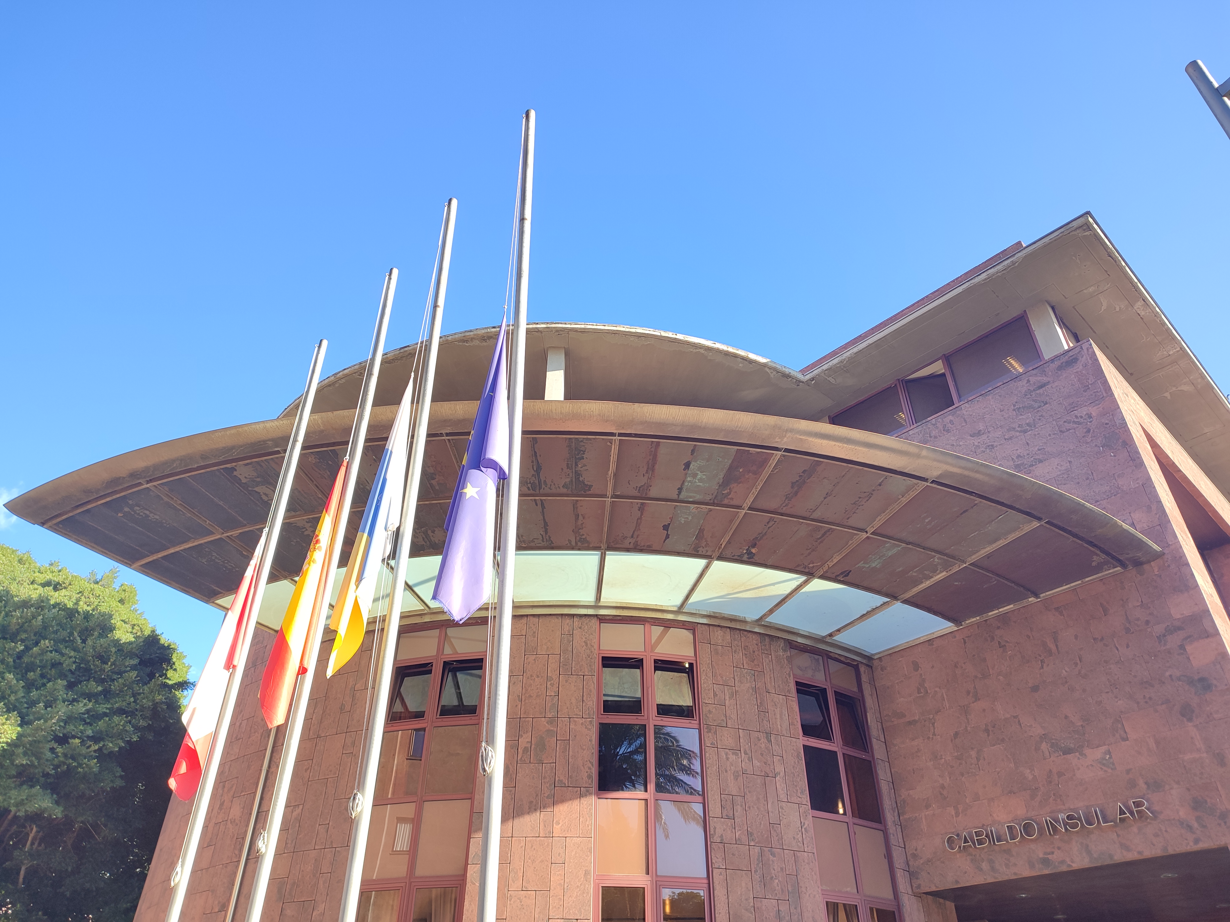 Banderas a media asta en el Cabildo de La Gomera / CanariasNoticias.es Banderas a media asta en el Cabildo de La Gomera / CanariasNoticias.es