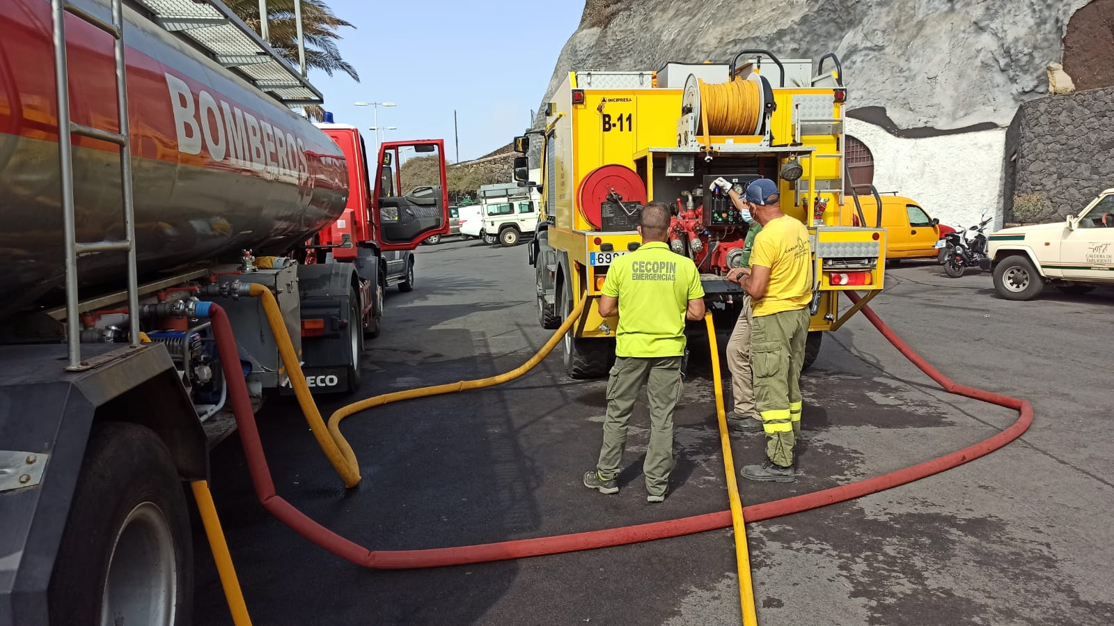 Reparto de agua a las zonas afectadas por el volcán de La Palma / CanariasNoticias.es