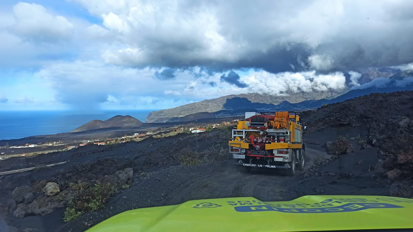 Reparto de agua a las zonas afectadas por el volcán de La Palma / CanariasNoticias.es