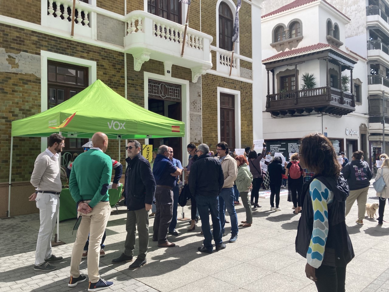 Mesa informativa de VOX en Arrecife/ canariasnoticias.es