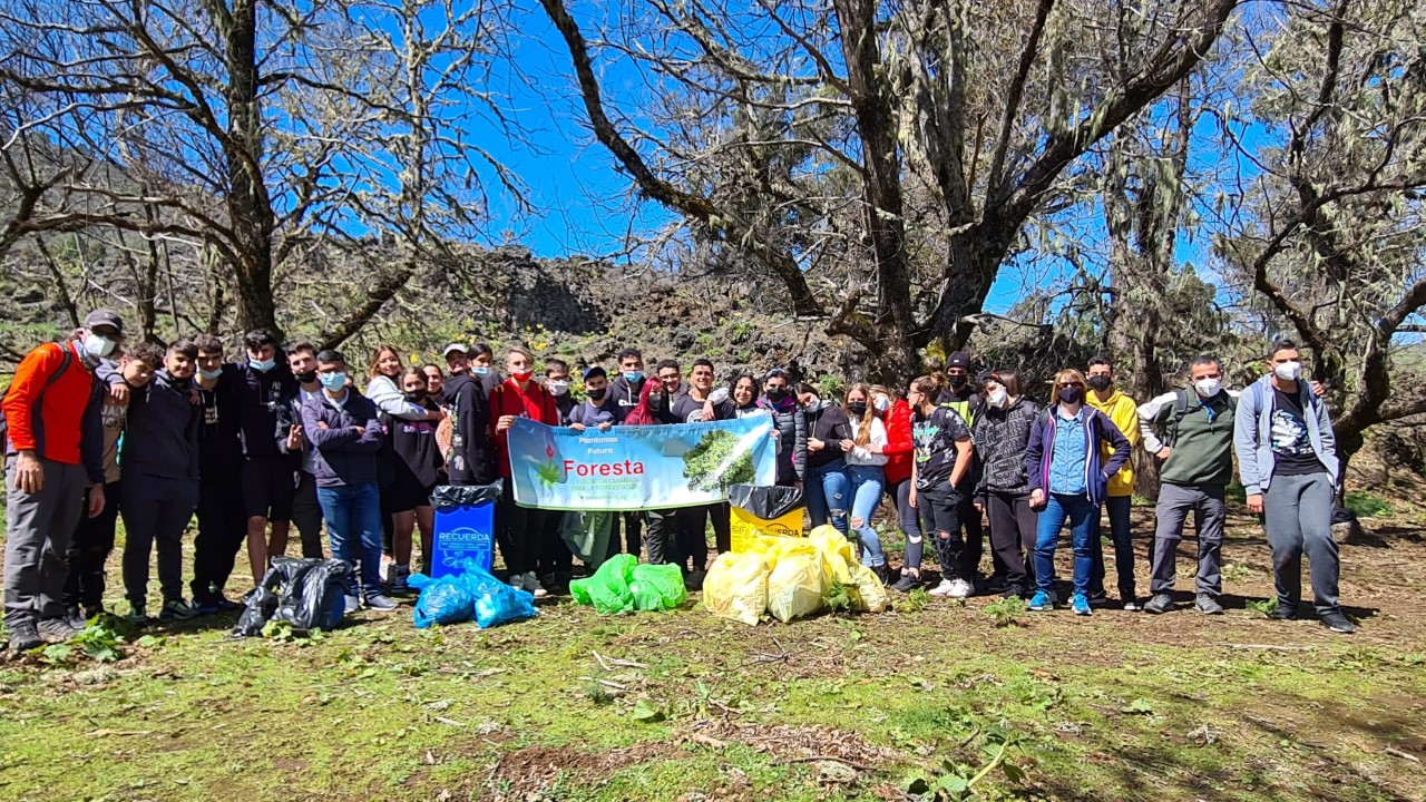 Foresta realiza una actividad de limpieza/ canariasnoticias.es