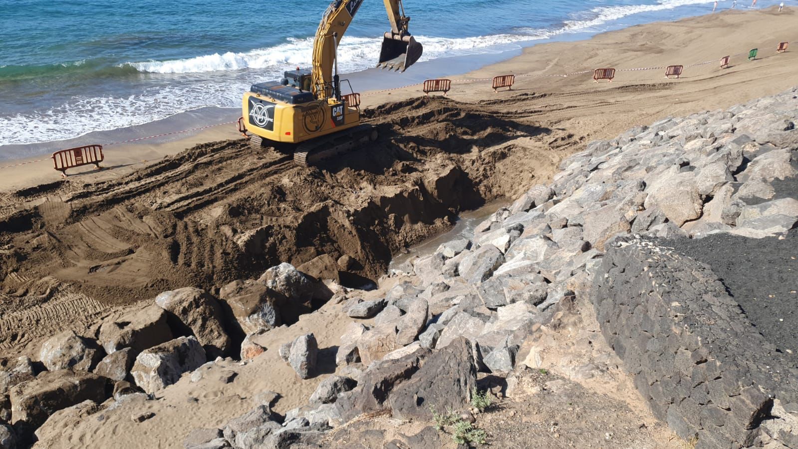 Obra de reparación de la escollera de Playa Grande, en Puerto del Carmen / CanriasNoticias.es