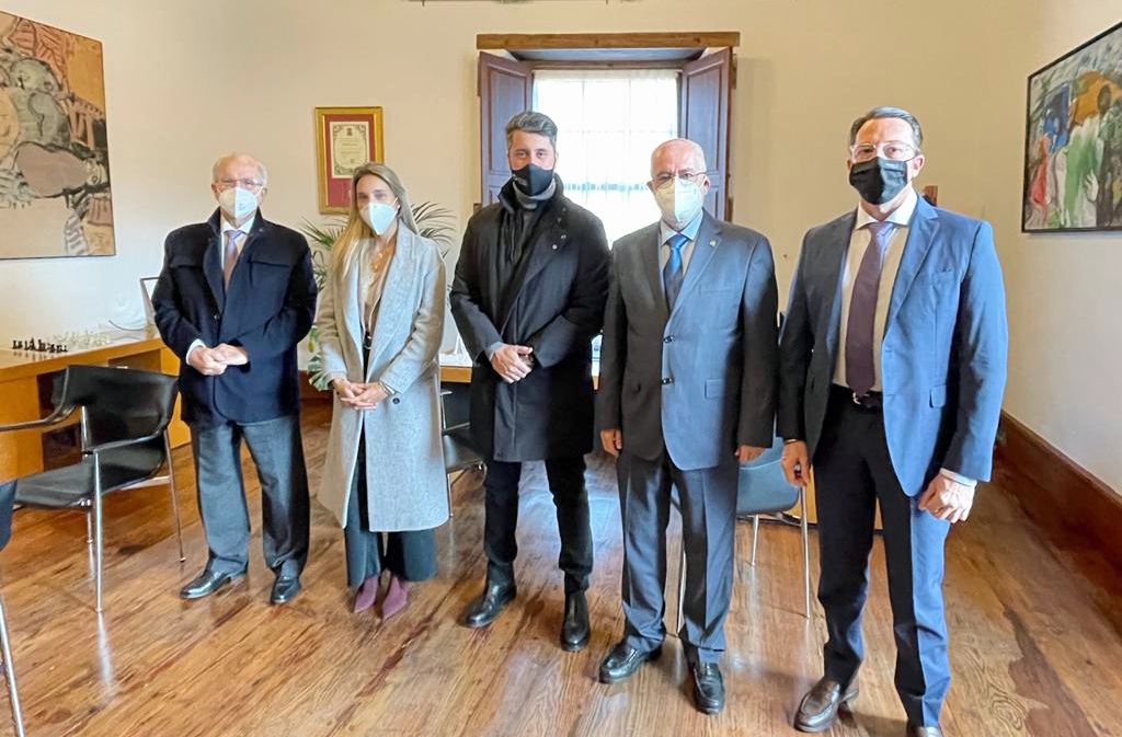 Luis Yeray Gutiérrez, alcalde de La Laguna con Oscar Izquierdo, presidente de FEPECO y miembros de la Junta Directiva de la Ptronal de la Construcción Luis Yeray Gutiérrez, alcalde de La Laguna con Oscar Izquierdo, presidente de FEPECO y miembros de la Junta Directiva de la Ptronal de la Construcción