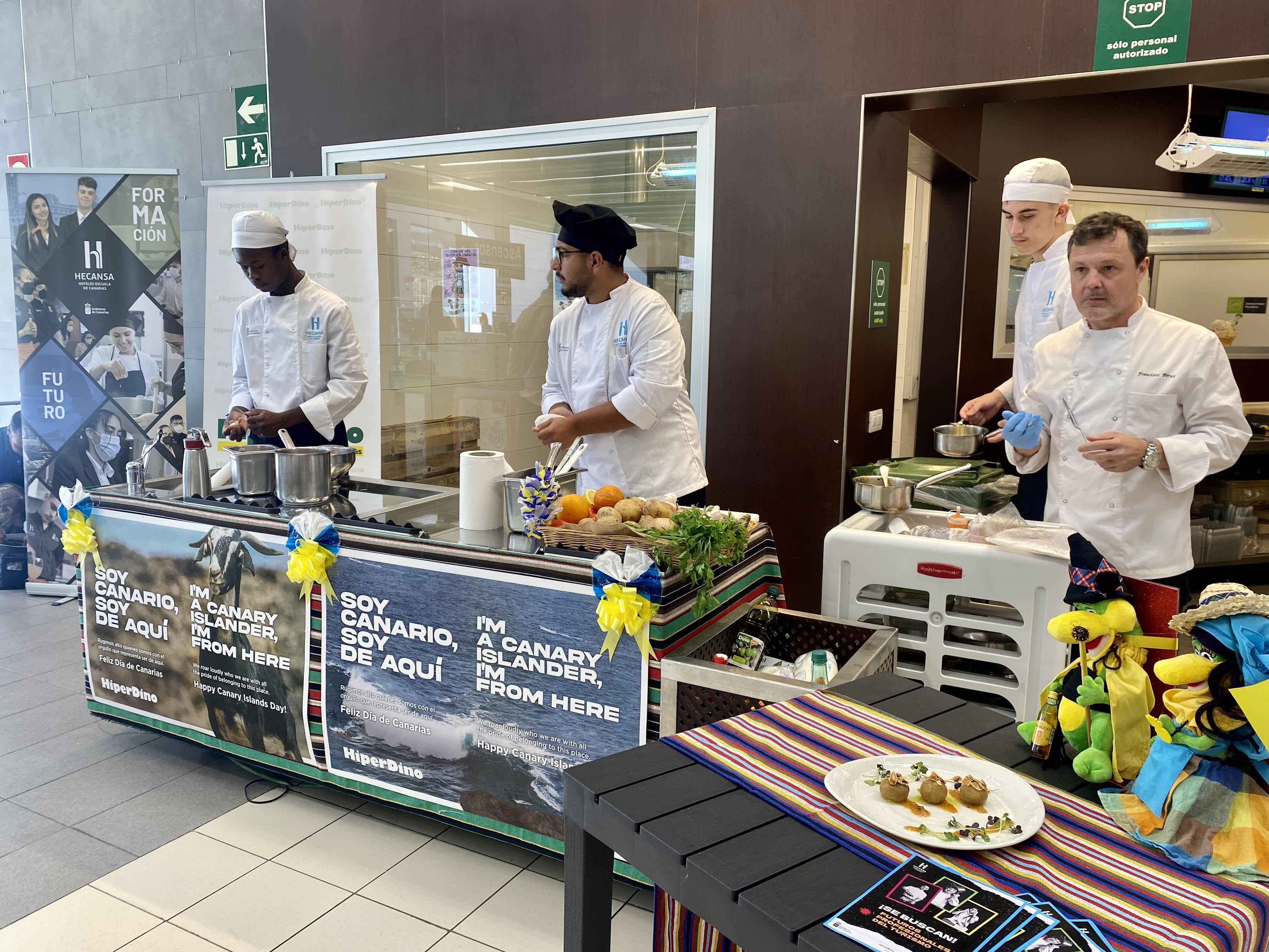 Alumnos de Hecansa preparando platos típicos canarios en HiperDino / CanariasNoticias.es