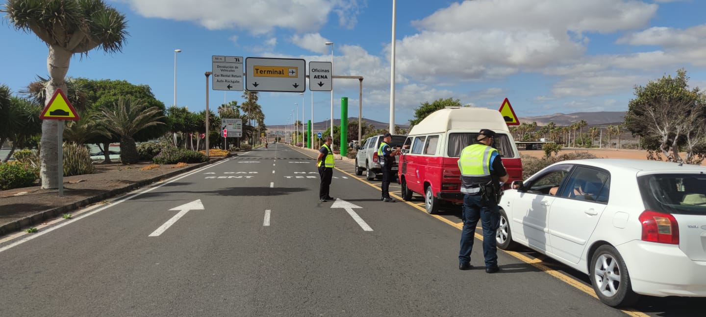 Controles a vehículos en el Aeropuerto por intrusismo en el sector del taxi Controles a vehículos en el Aeropuerto por intrusismo en el sector del taxi
