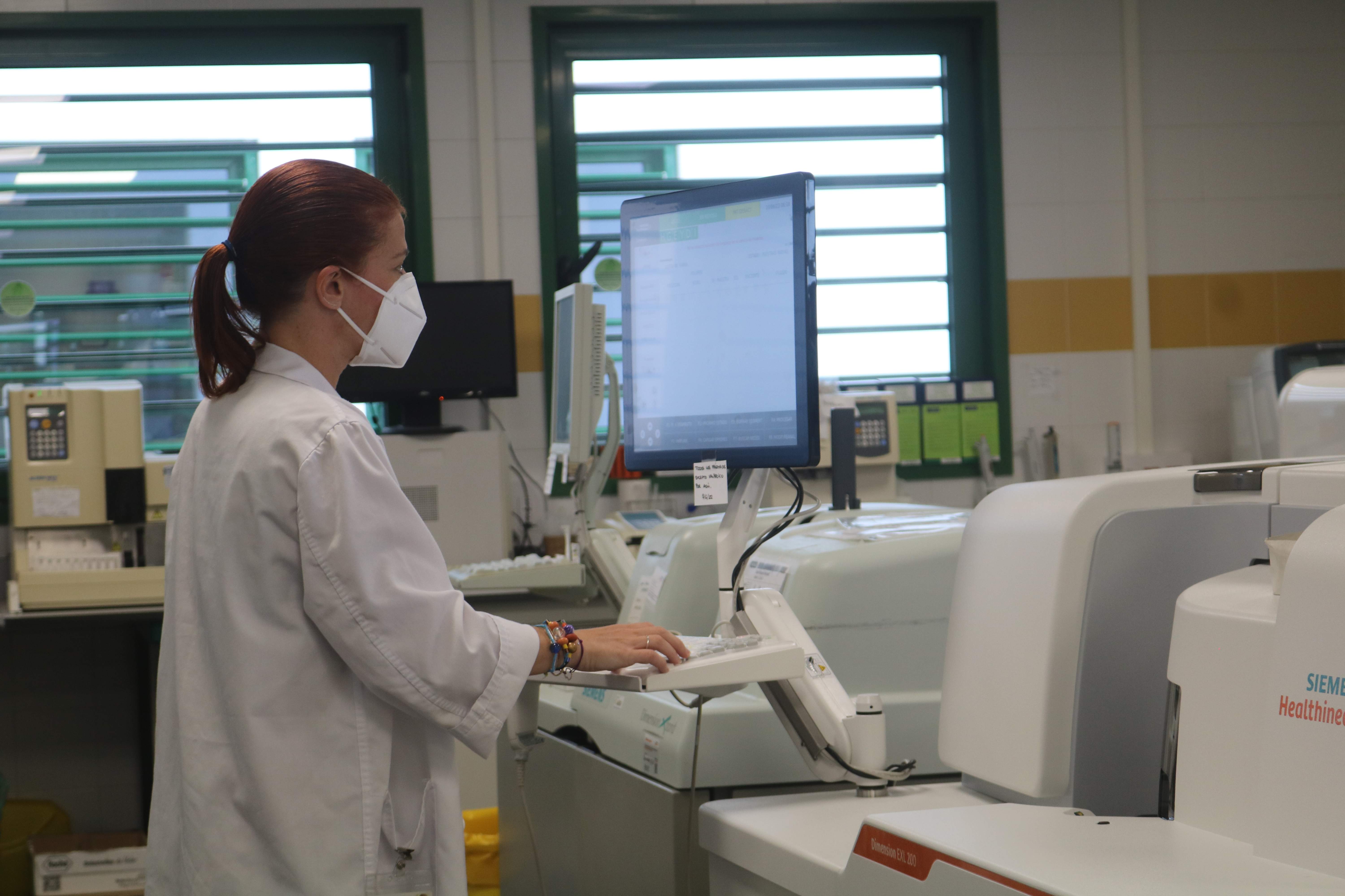 El Hospital Universitario Doctor José Molina Orosa renueva los equipos tecnológicos de su laboratorio