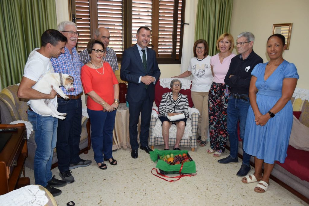 El alcalde de Gáldar, Teodoro Sosa, felicita a Estela Ossorio en su cien cumpleaños / CanariasNoticias.es