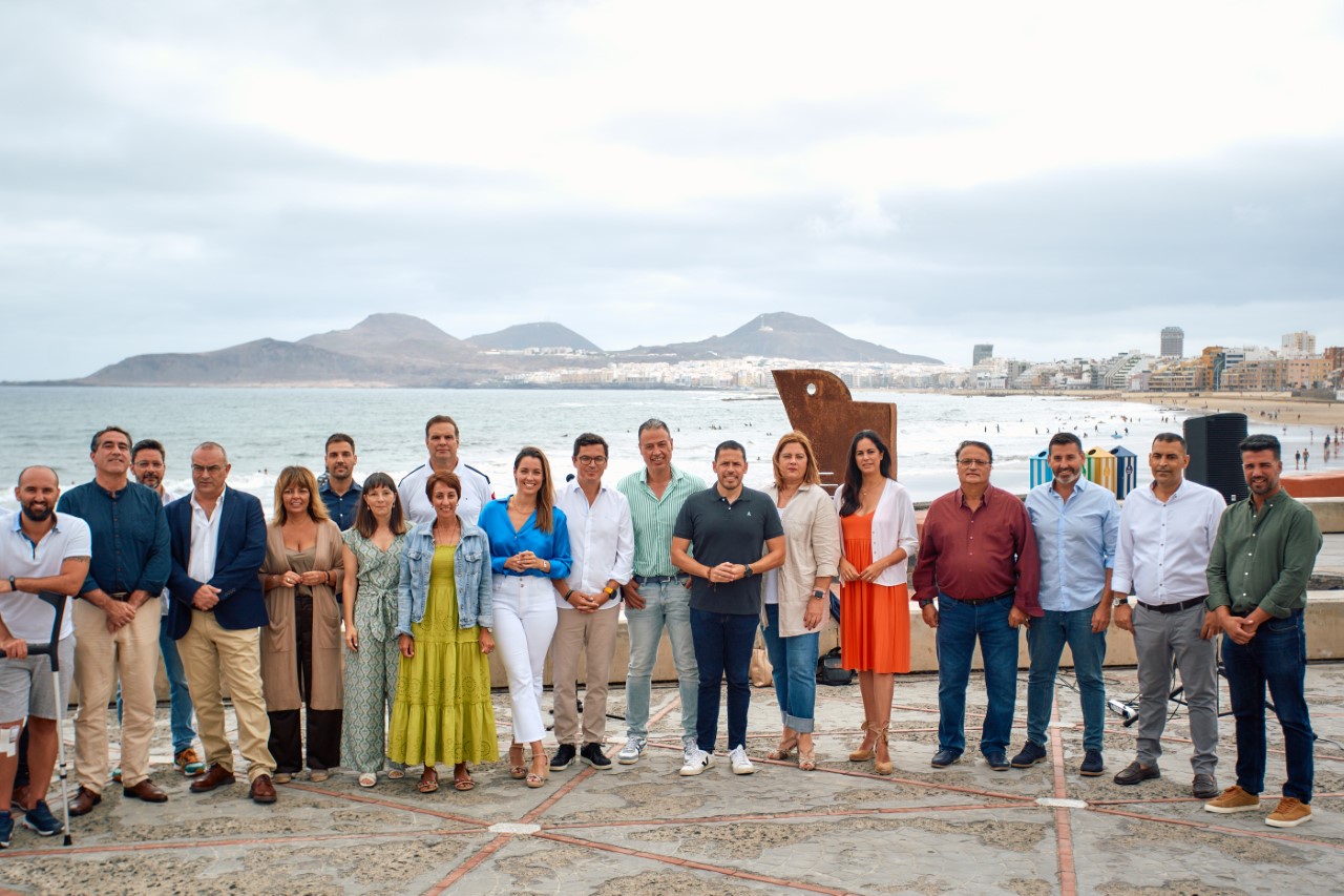 María Fernández con miembros de Coalición Canaria en Gran Canaria María Fernández con miembros de Coalición Canaria en Gran Canaria