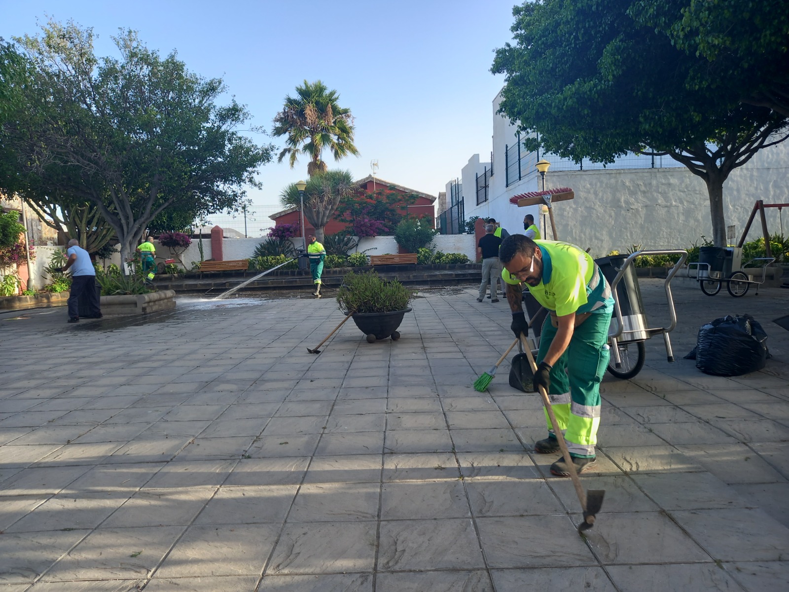 Limpieza de choque en el barrio de Lomo Blanco en Telde / CanariasNoticias.es 