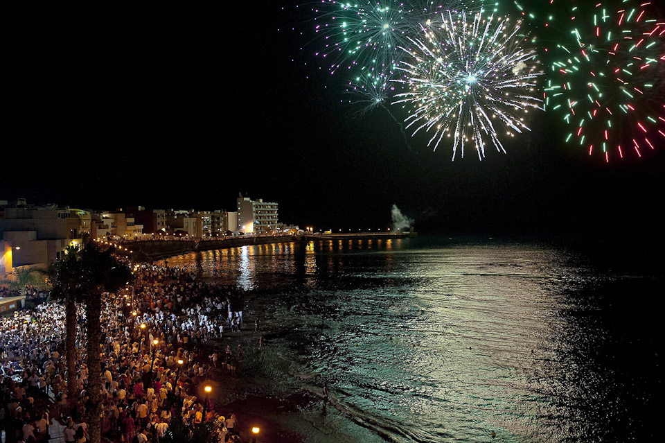 Fuegos artificiales en la playa de Arinaga durante "La Vará del pescao"