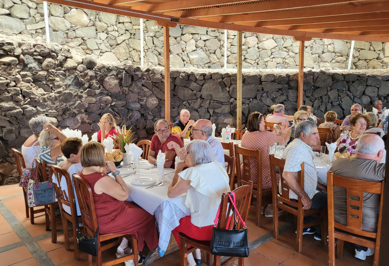 Agaete celebra el tradicional almuerzo de las Fiestas con sus mayores/ canariasnoticias.es