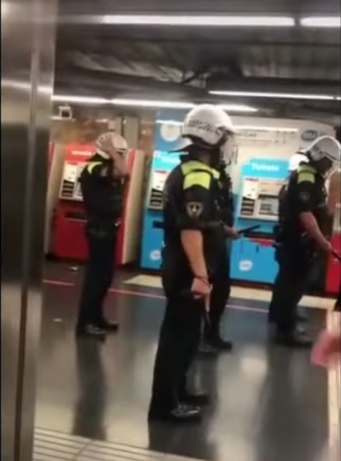 Manteros desalojan a la policía y revientan el acceso del metro en la Barceloneta