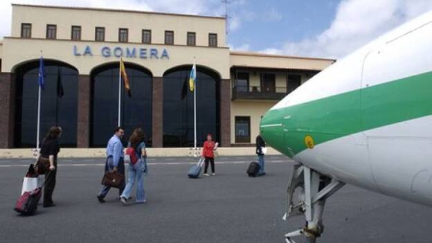 Avión de Binter en el Aeropuerto de La Gomera Avión de Binter en el Aeropuerto de La Gomera