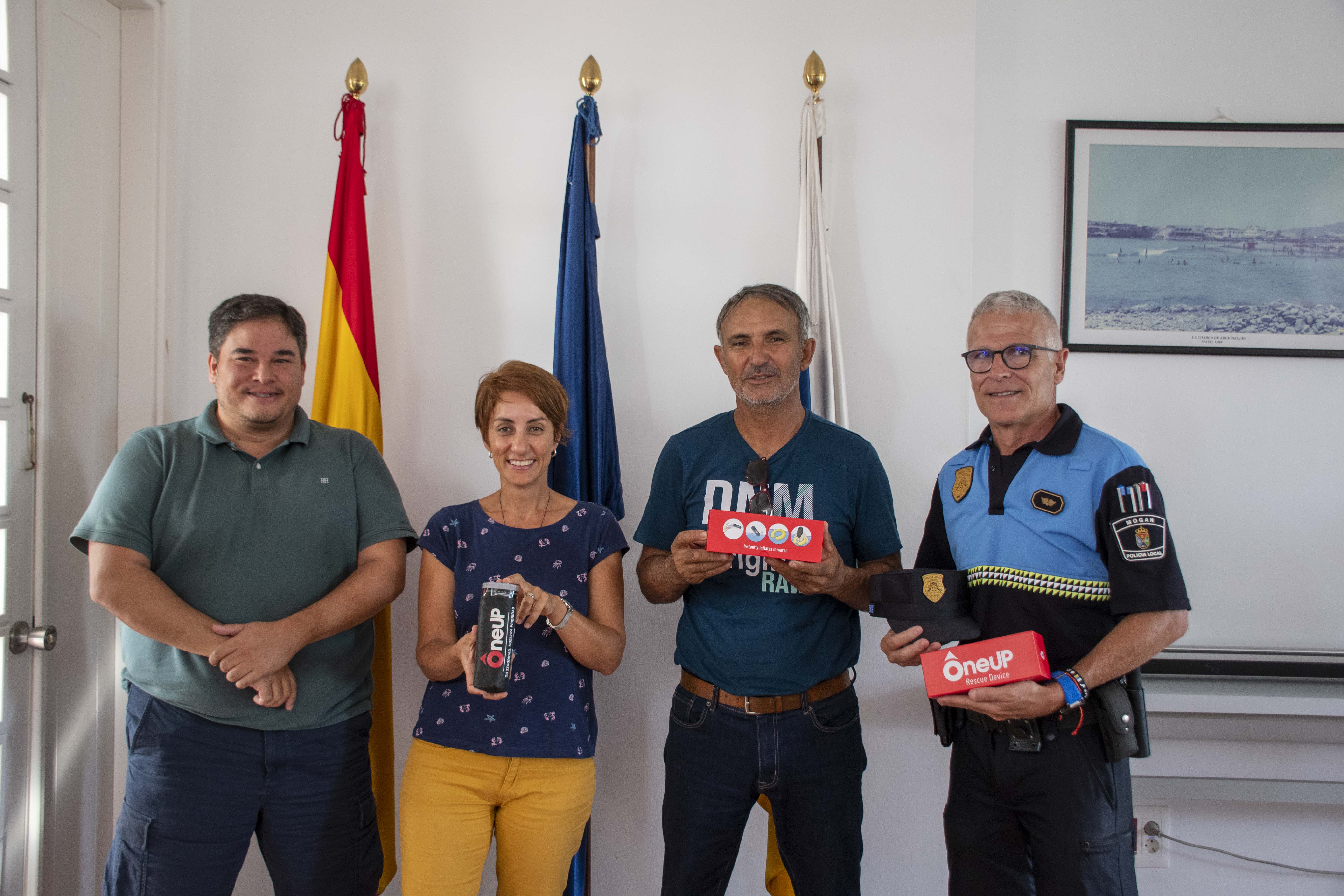 Mogán entrega 100 salvavidas portátiles a las cofradías / CanariasNoticias.es