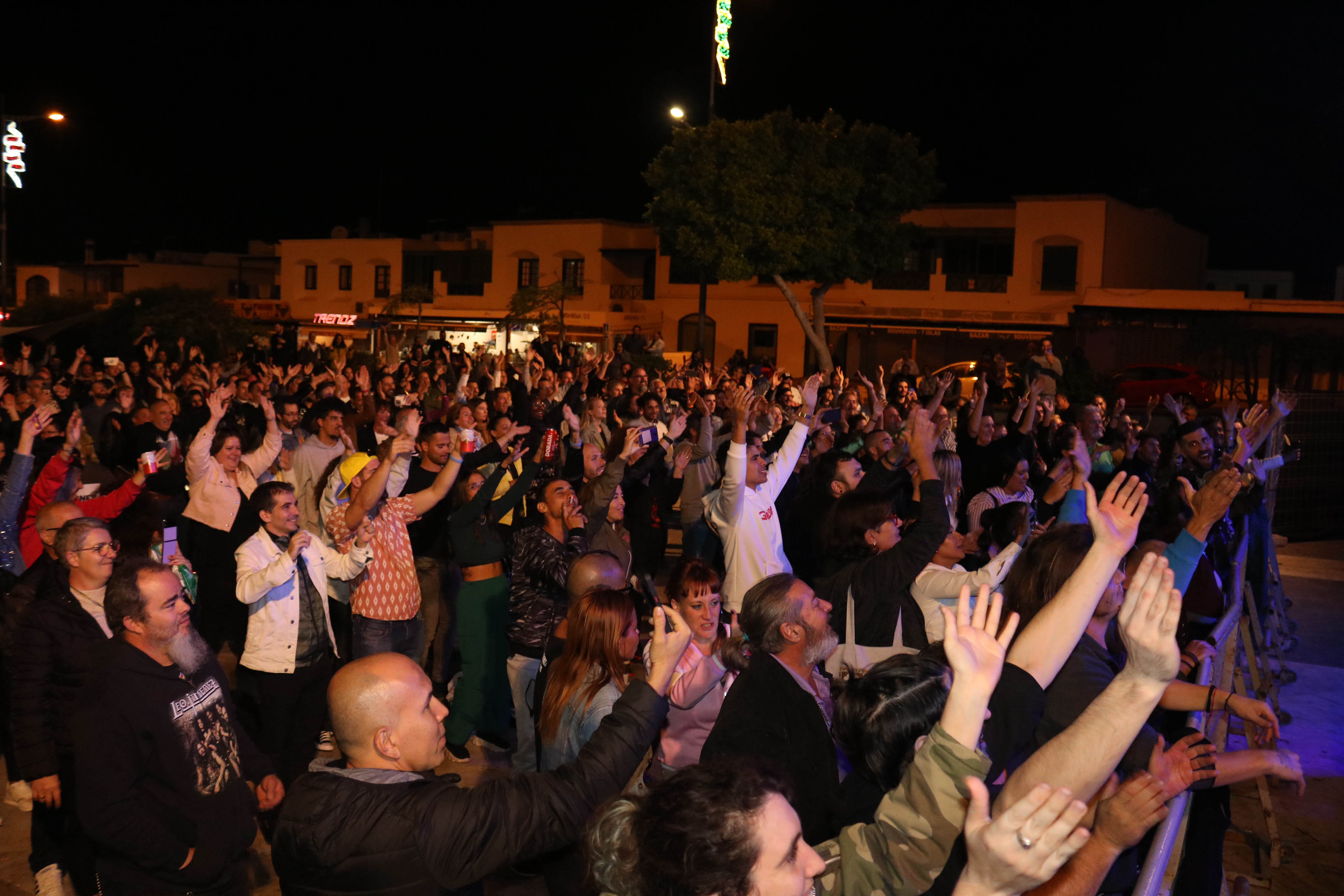 Concierto de "Mojinos Escozíos" en Playa Blanca / CanariasNoticias.es