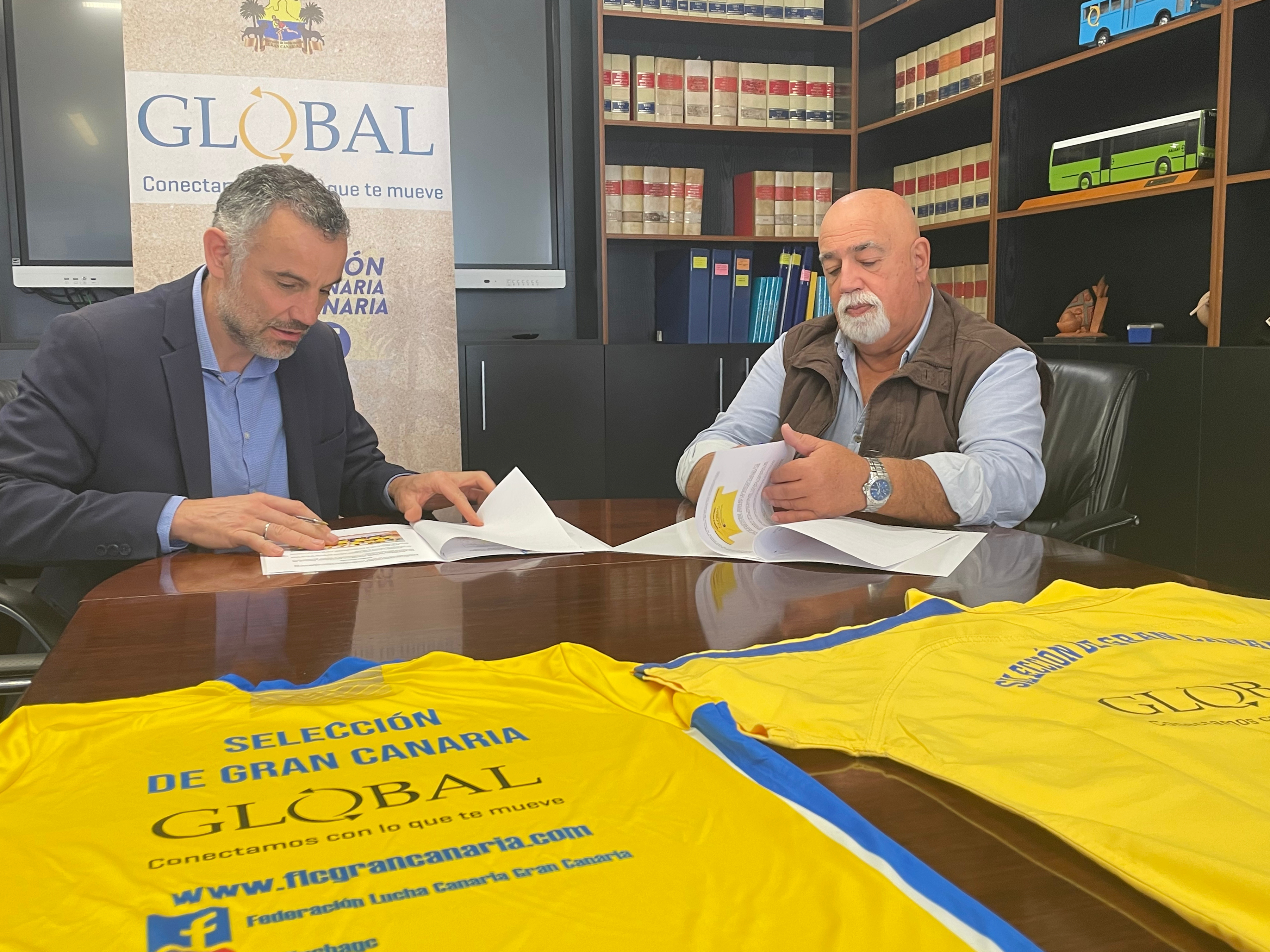 Firma del convenio entre Global y Federación de Lucha Canaria 
