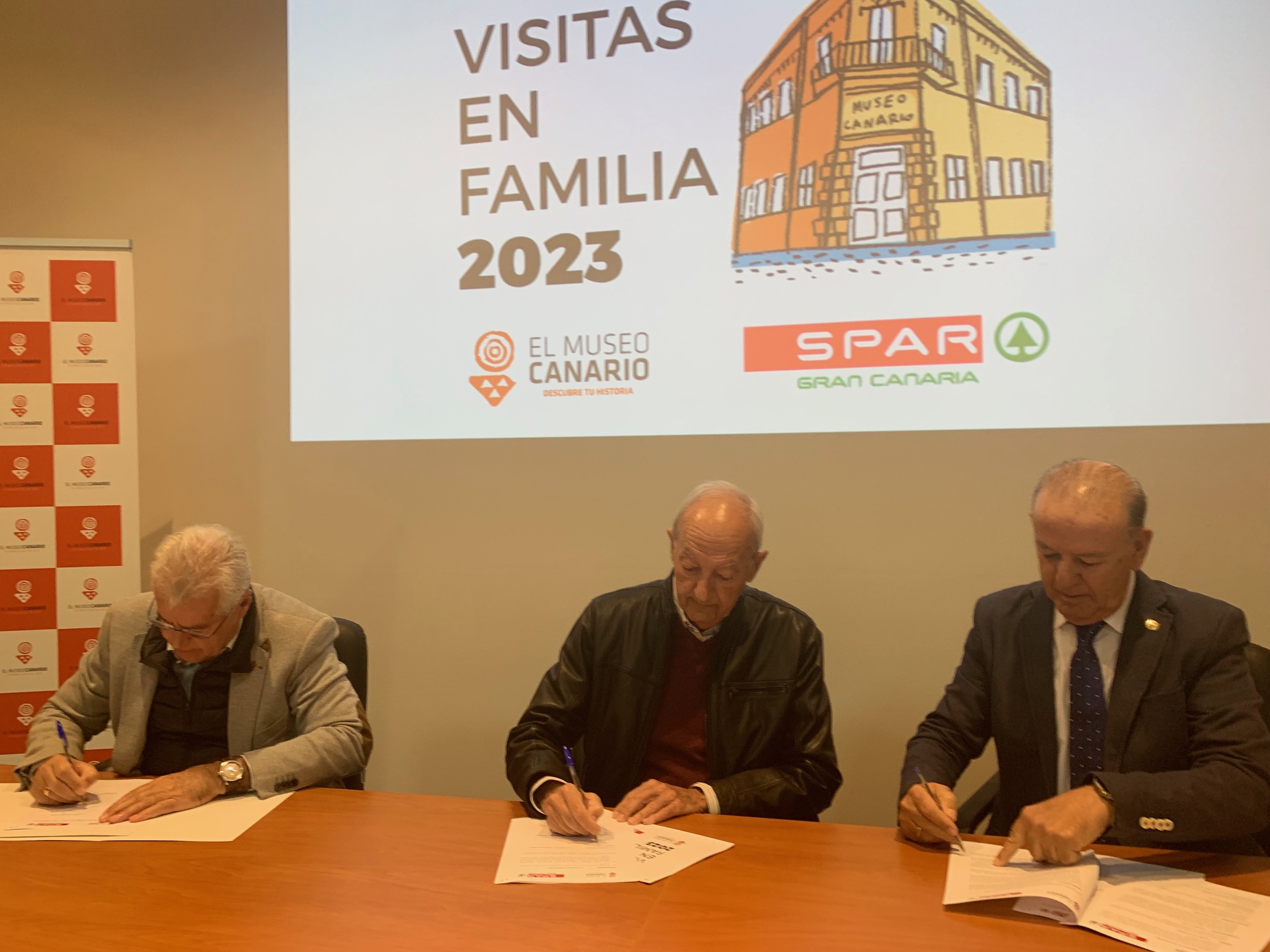 Firma del convenio entre El Museo Canario y Spar Gran Canaria