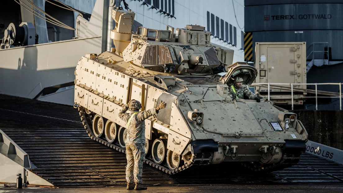Un vehículo de combate de infantería de EE.UU. Bradley en el puerto de Flesinga, Países Bajos, el 11 de enero de 2023