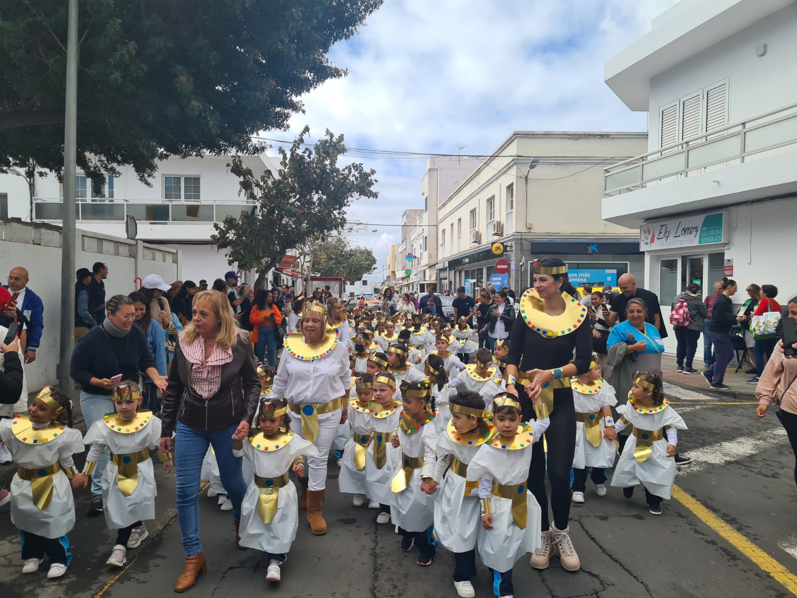 Más de 4.000 escolares disfrutan de los pasacalles en Arrecife/ canariasnoticias.es