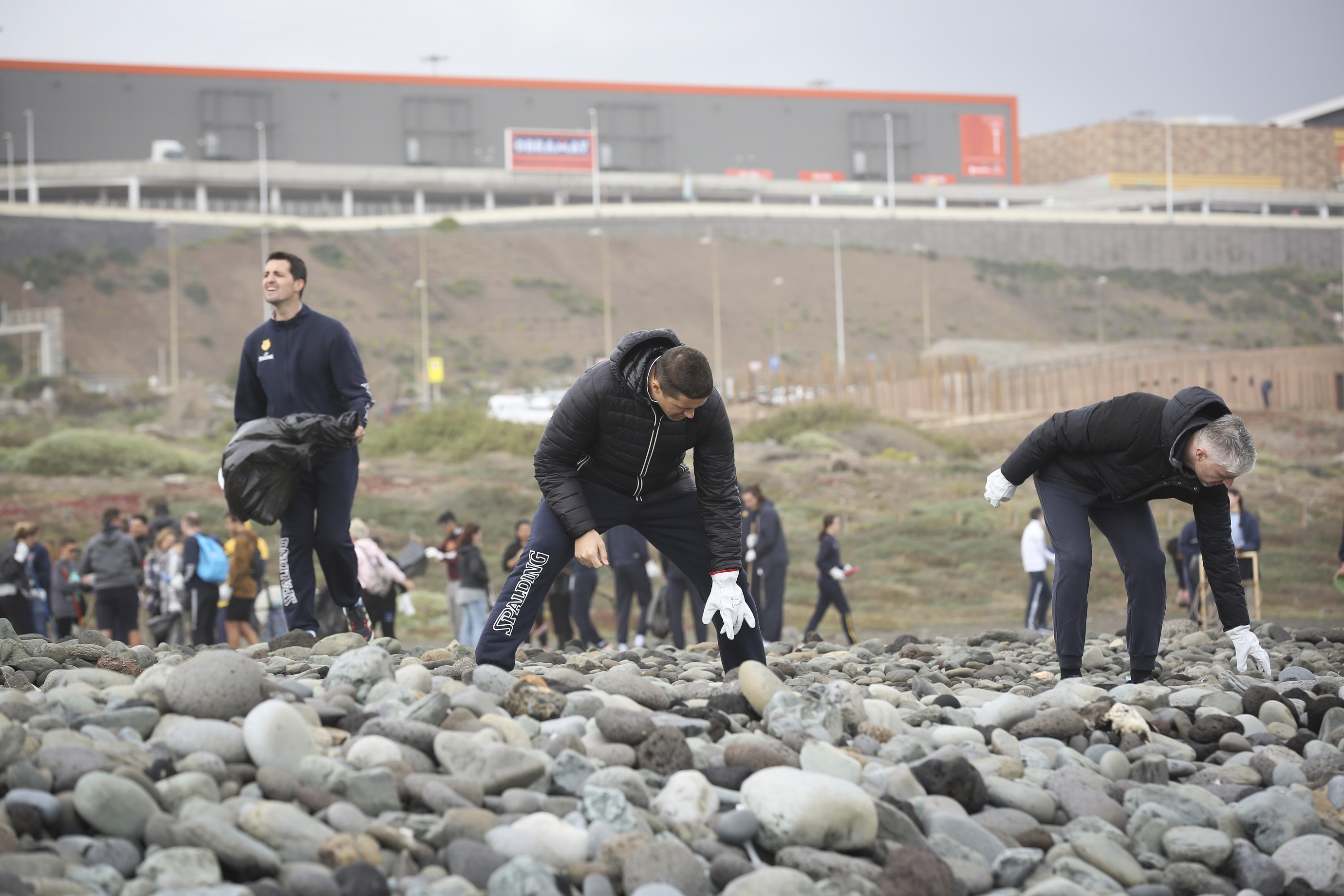 El CB Gran Canaria limpia la playa de Bocabarranco en Telde / CanariasNoticias.es