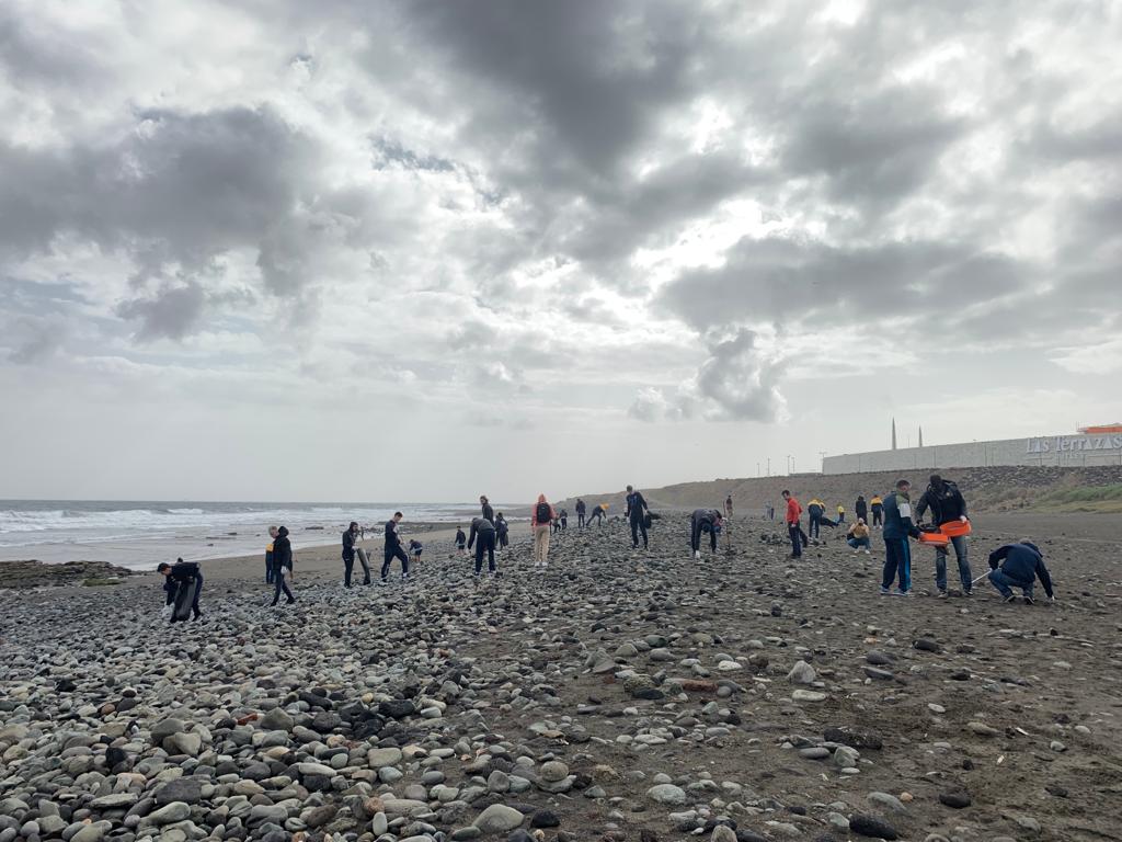 El CB Gran Canaria limpia la playa de Bocabarranco en Telde / CanariasNoticias.es