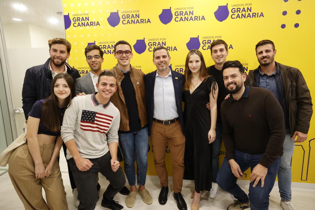 El presidente del partido, Lucas Bravo de Laguna, junto a un nutrido grupo de Jóvenes X Gran Canaria