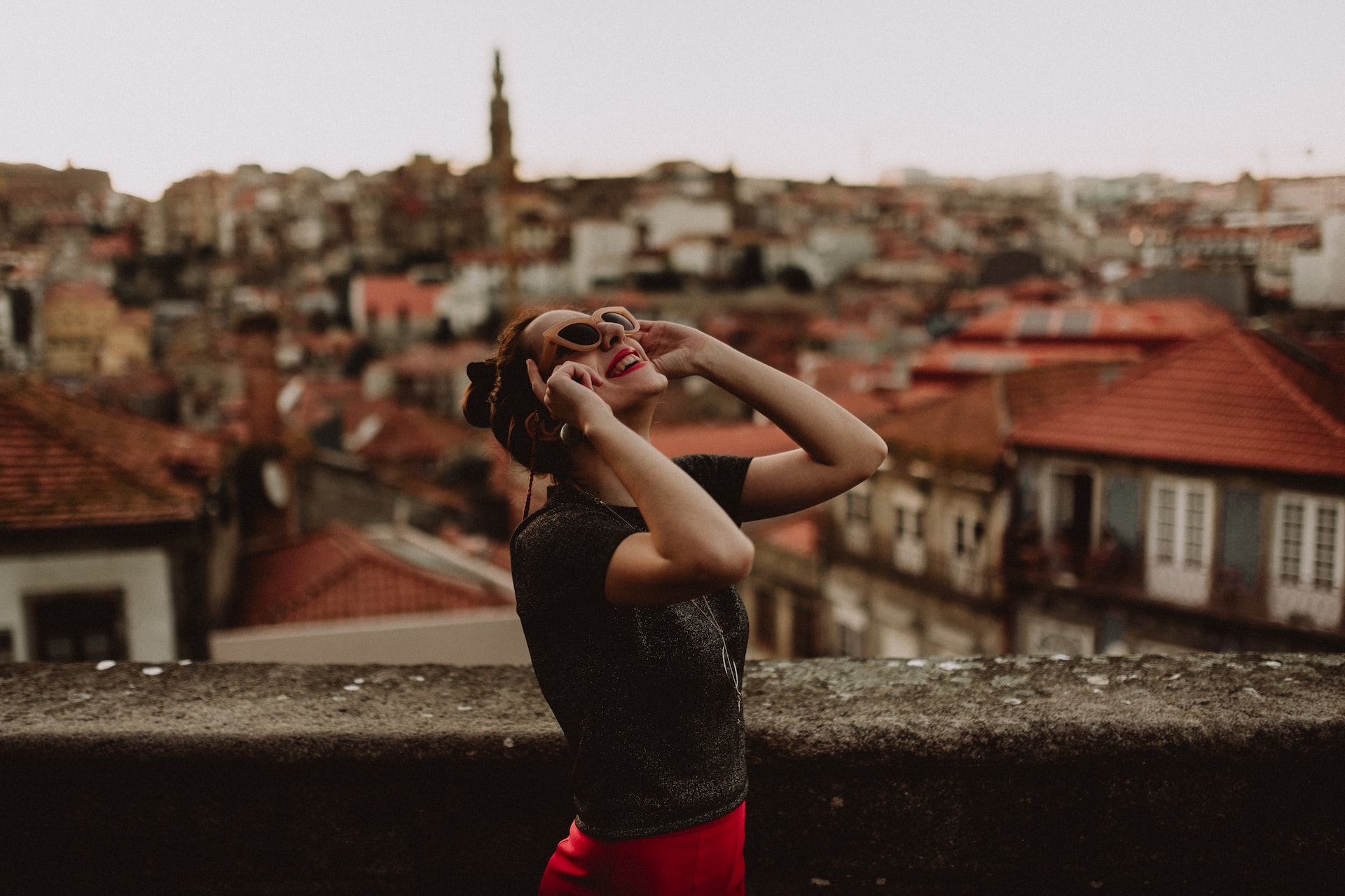 Mujer feliz en una ciudad