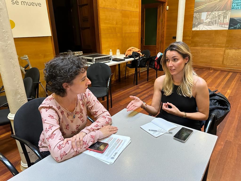Reunión de María Fernández y Ainhoa Reguero / CanariasNoticias.es 