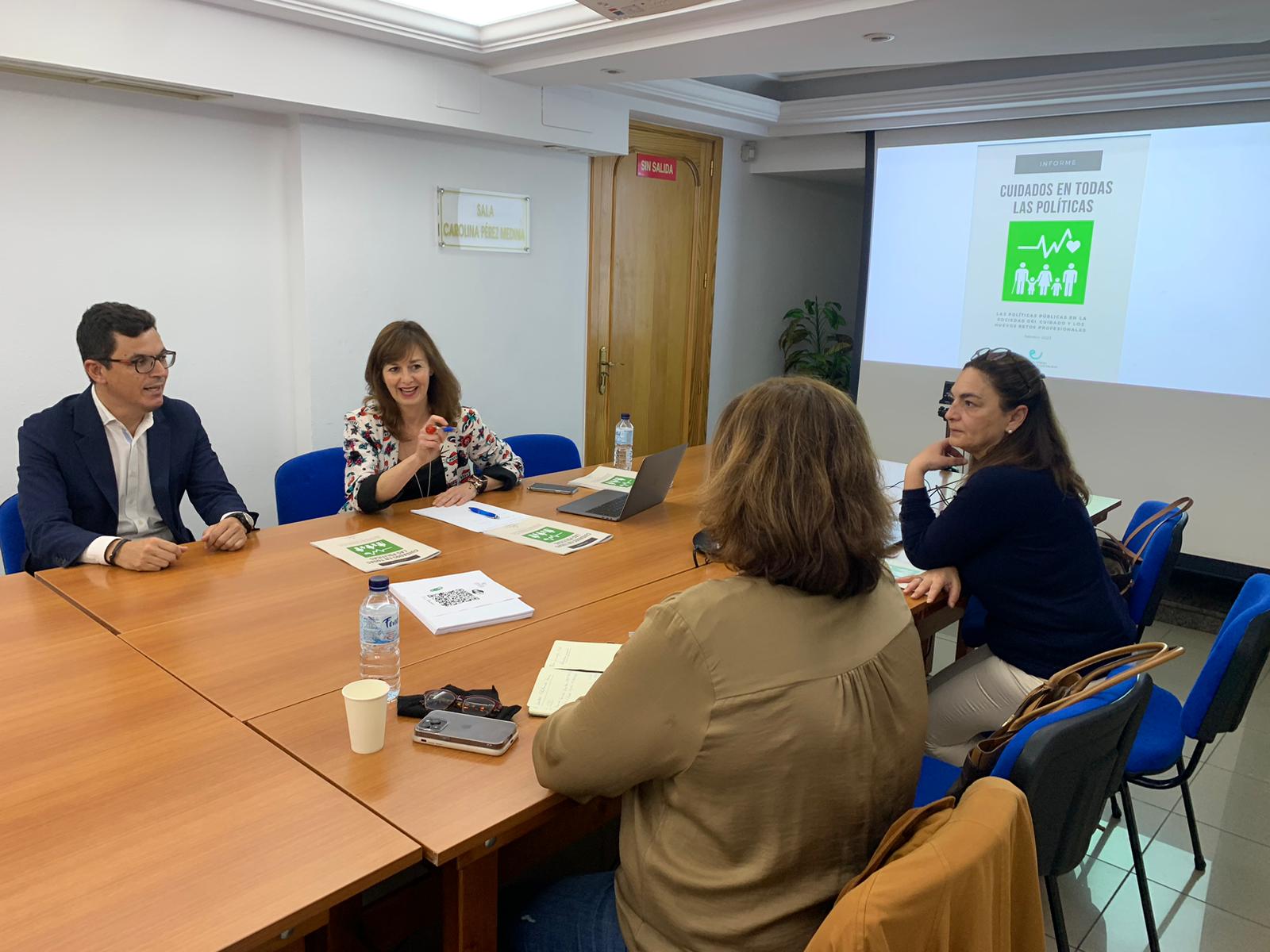 Pablo Rodríguez, junto con la diputada Beatriz Calzada con la presidenta del Colegio Oficial de Enfermería de Las Palmas, Rita Mª Mendoza Pablo Rodríguez, junto con la diputada Beatriz Calzada con la presidenta del Colegio Oficial de Enfermería de Las Palmas, Rita Mª Mendoza