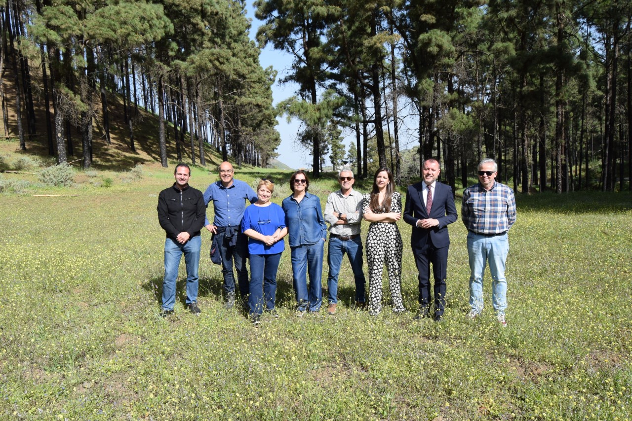 Teodoro Sosa, segundo por la derecha; Valeria Guerra, tercera por la derecha; Heriberto Reyes, primero por la izquierda, y Ana Teresa Mendoza, tercera por la izquierda, junto al equipo técnico municipal 