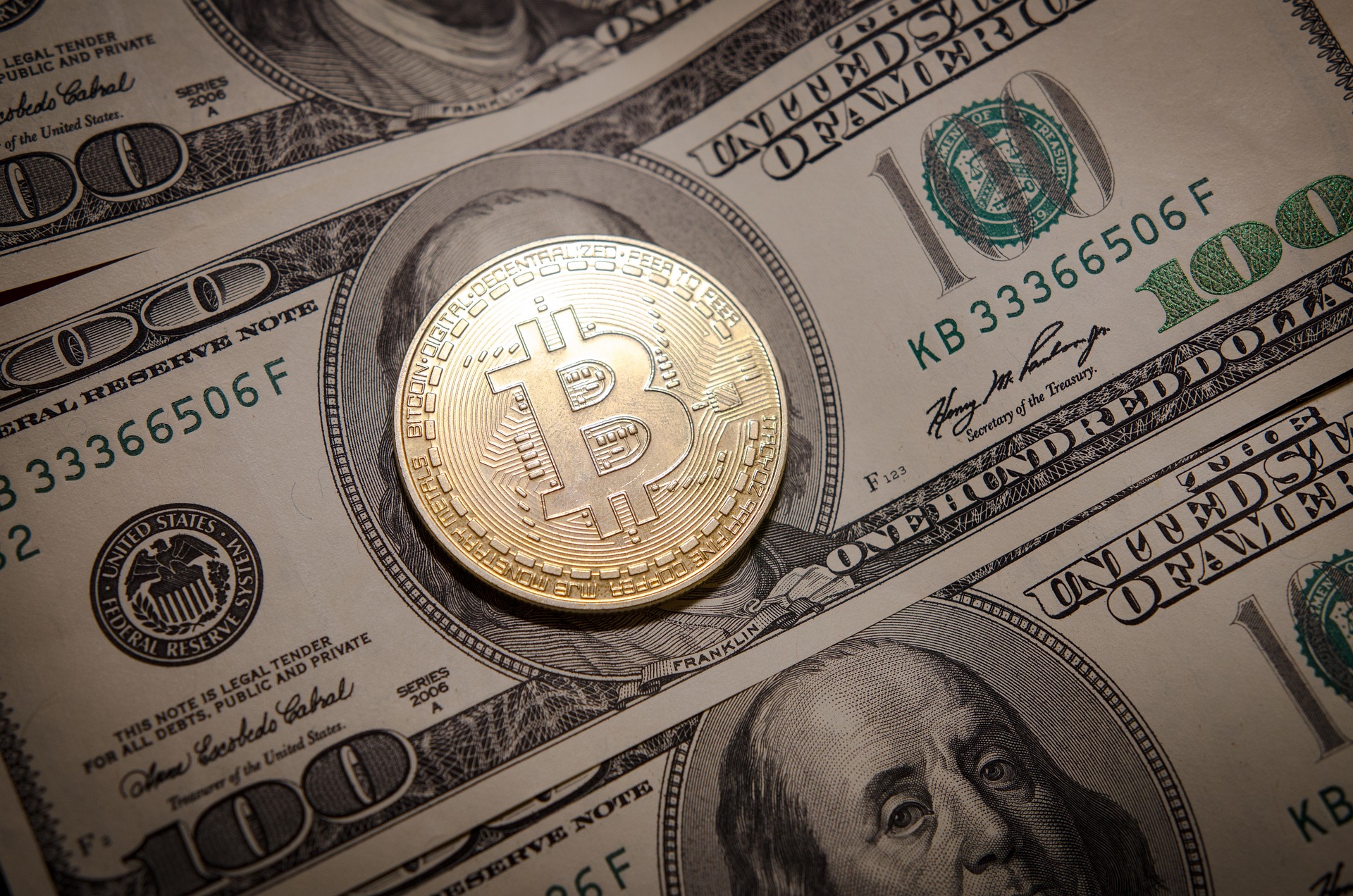 Bitcoin y billetes de dolar